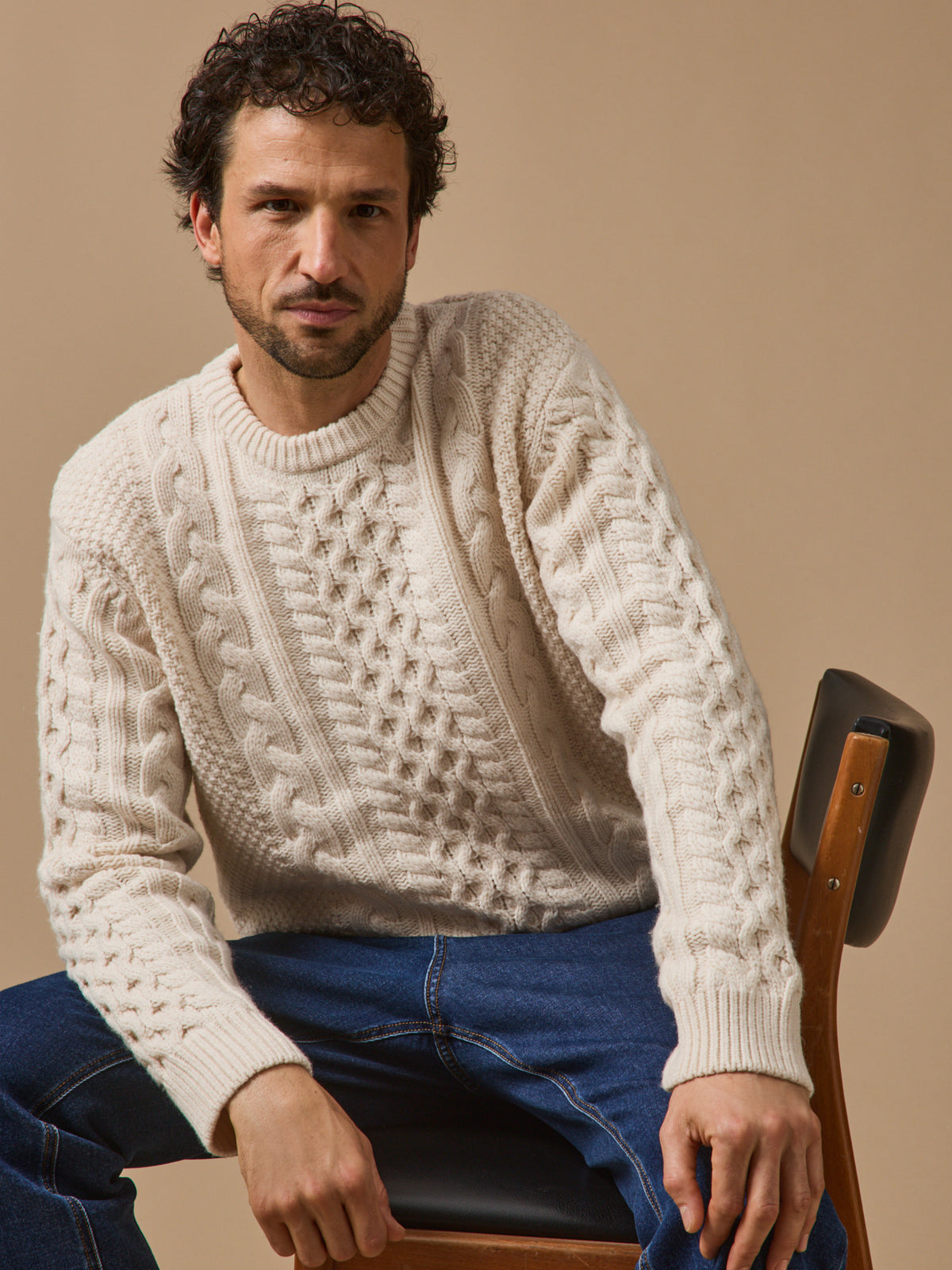 Herrenpullover mit Zopfmuster