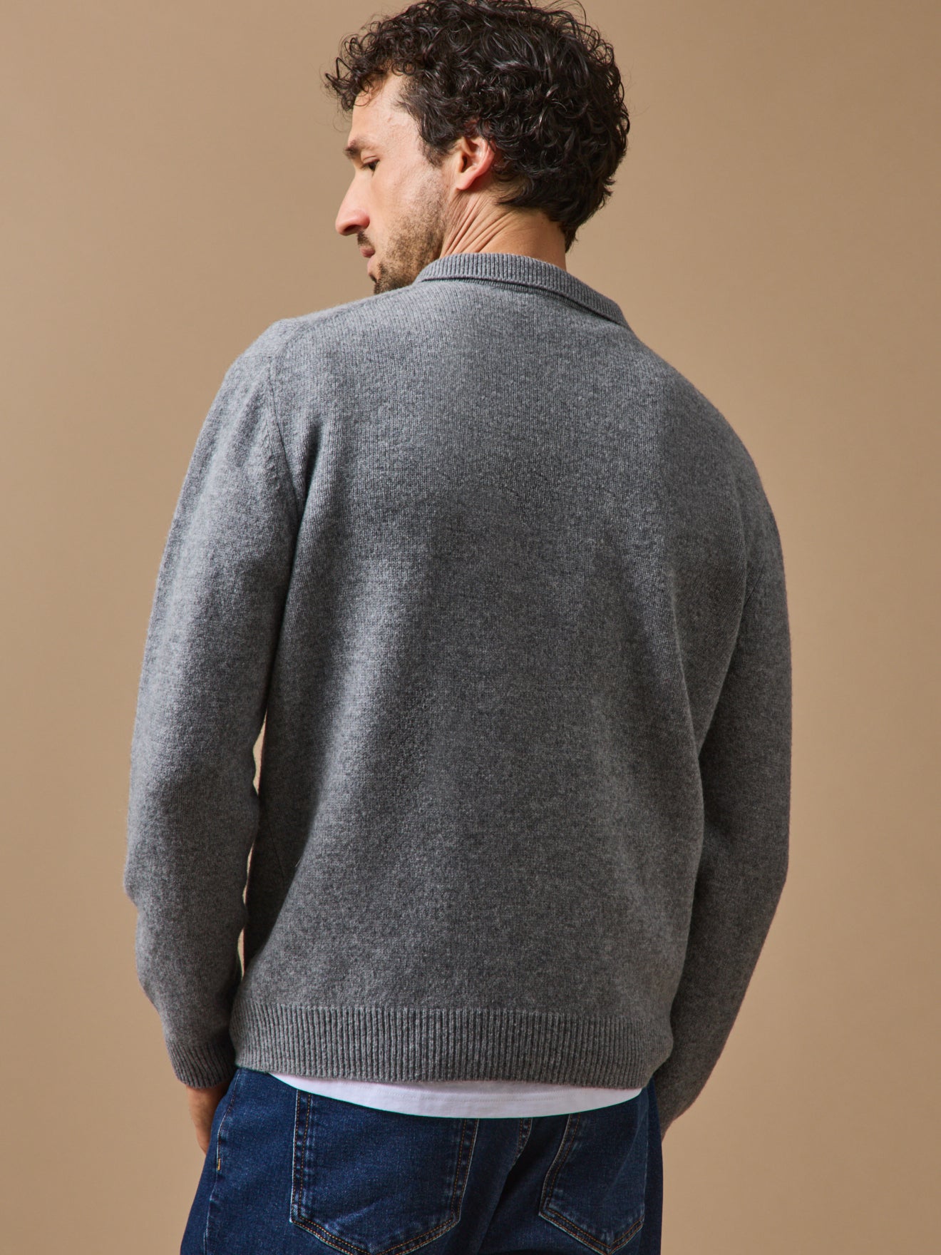 Herrenpullover mit Polokragen