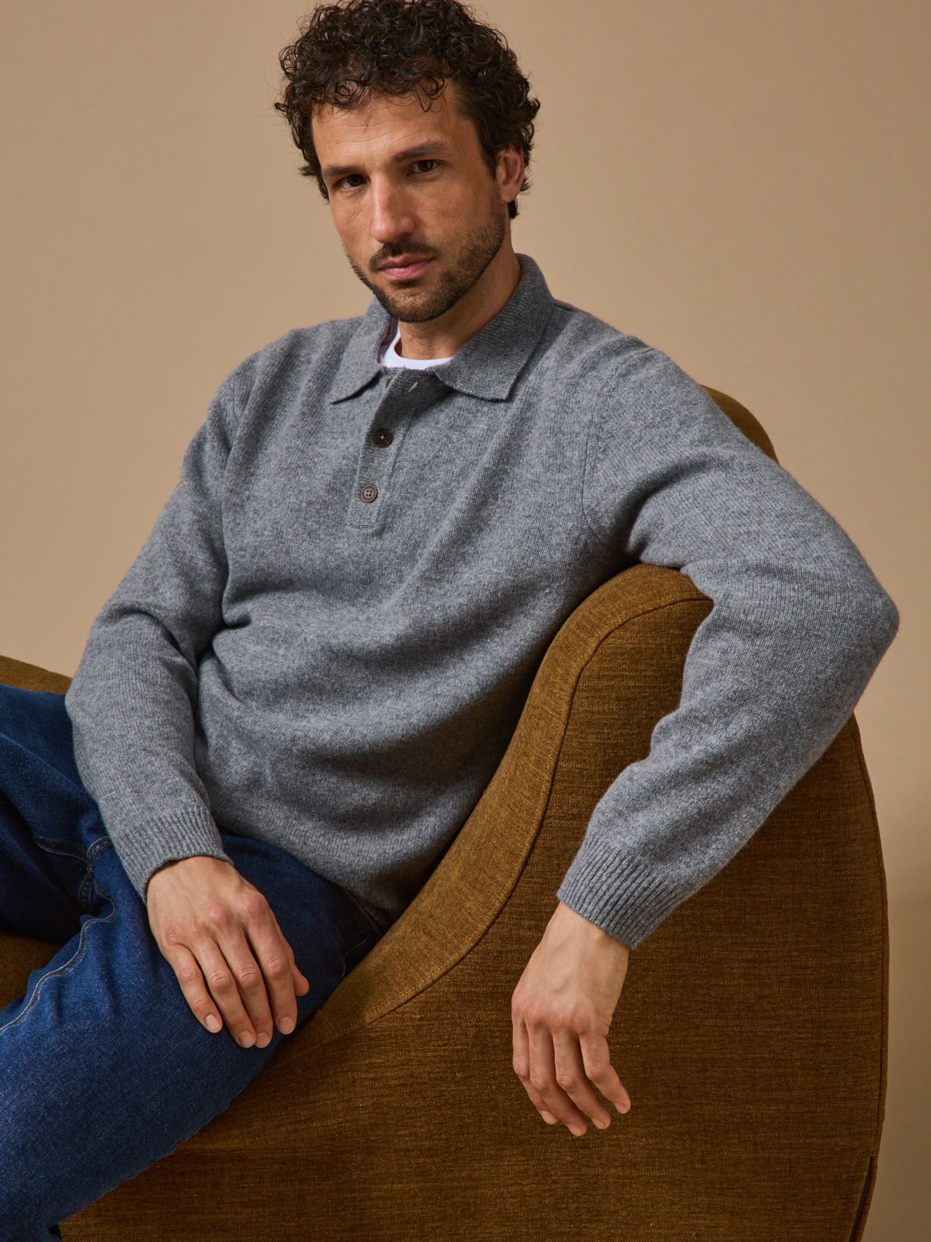Herrenpullover mit Polokragen