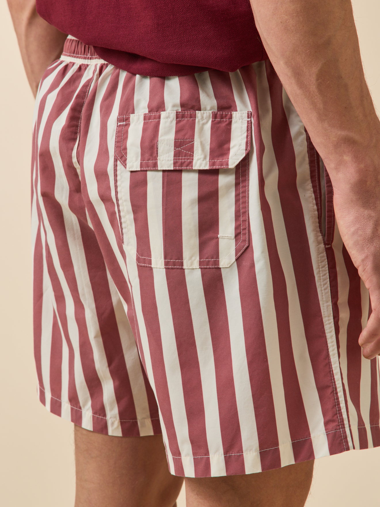 Gestreifte Herren-Badeshorts