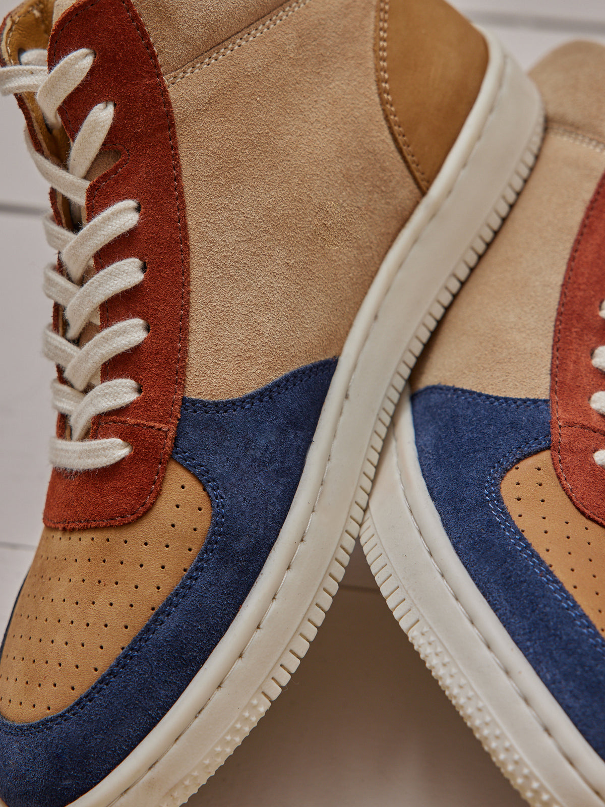 Hohe und mehrfarbige Damen-Sneakers
