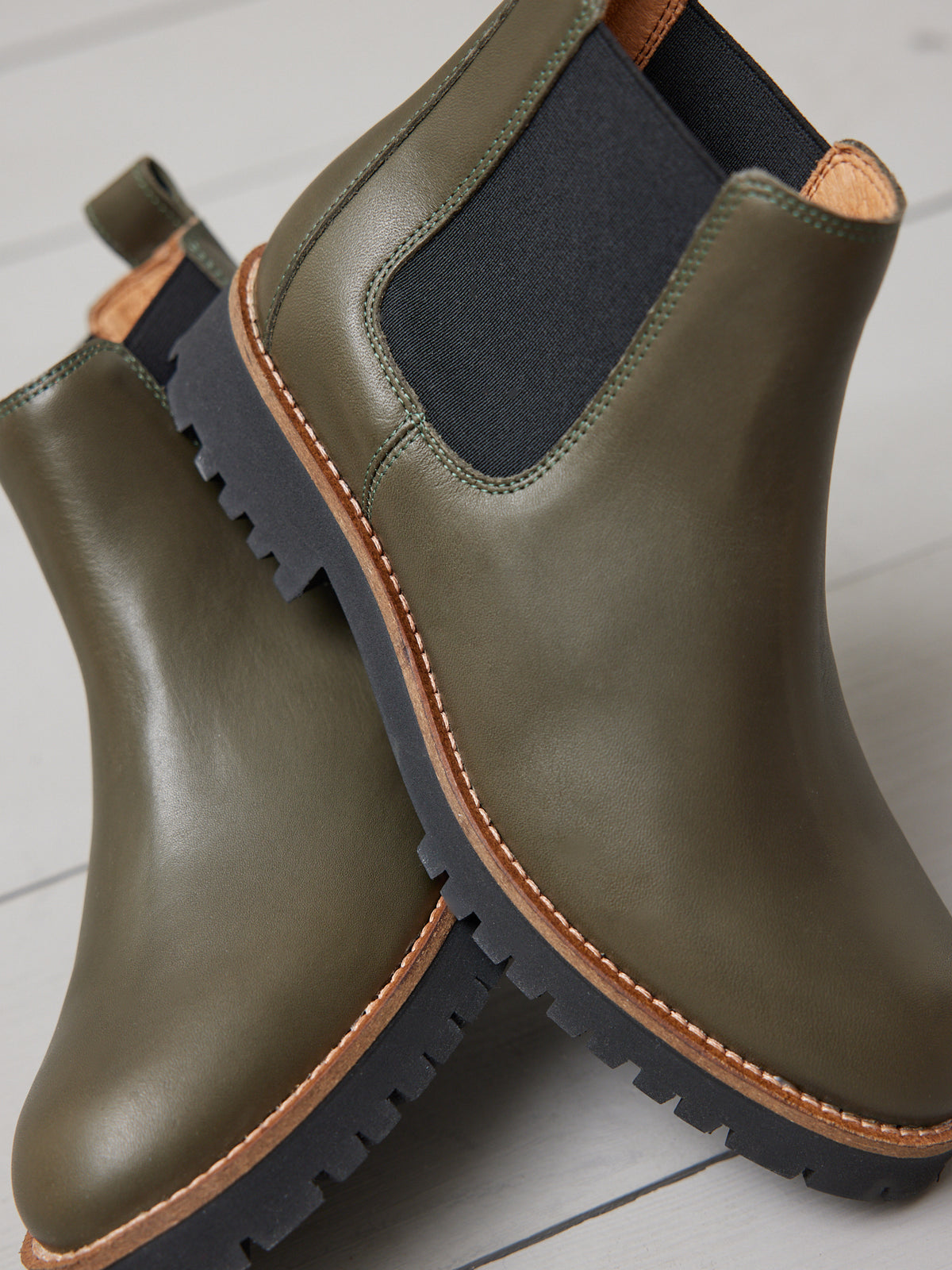 Damen-Chelsea Boots aus Leder und mit gewellter Laufsohle