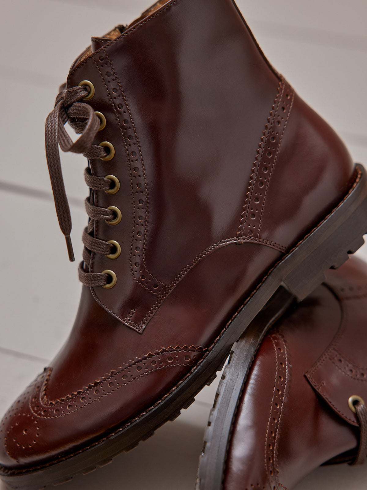 Damen-Stiefeletten aus Leder mit geblümter Zehenpartie