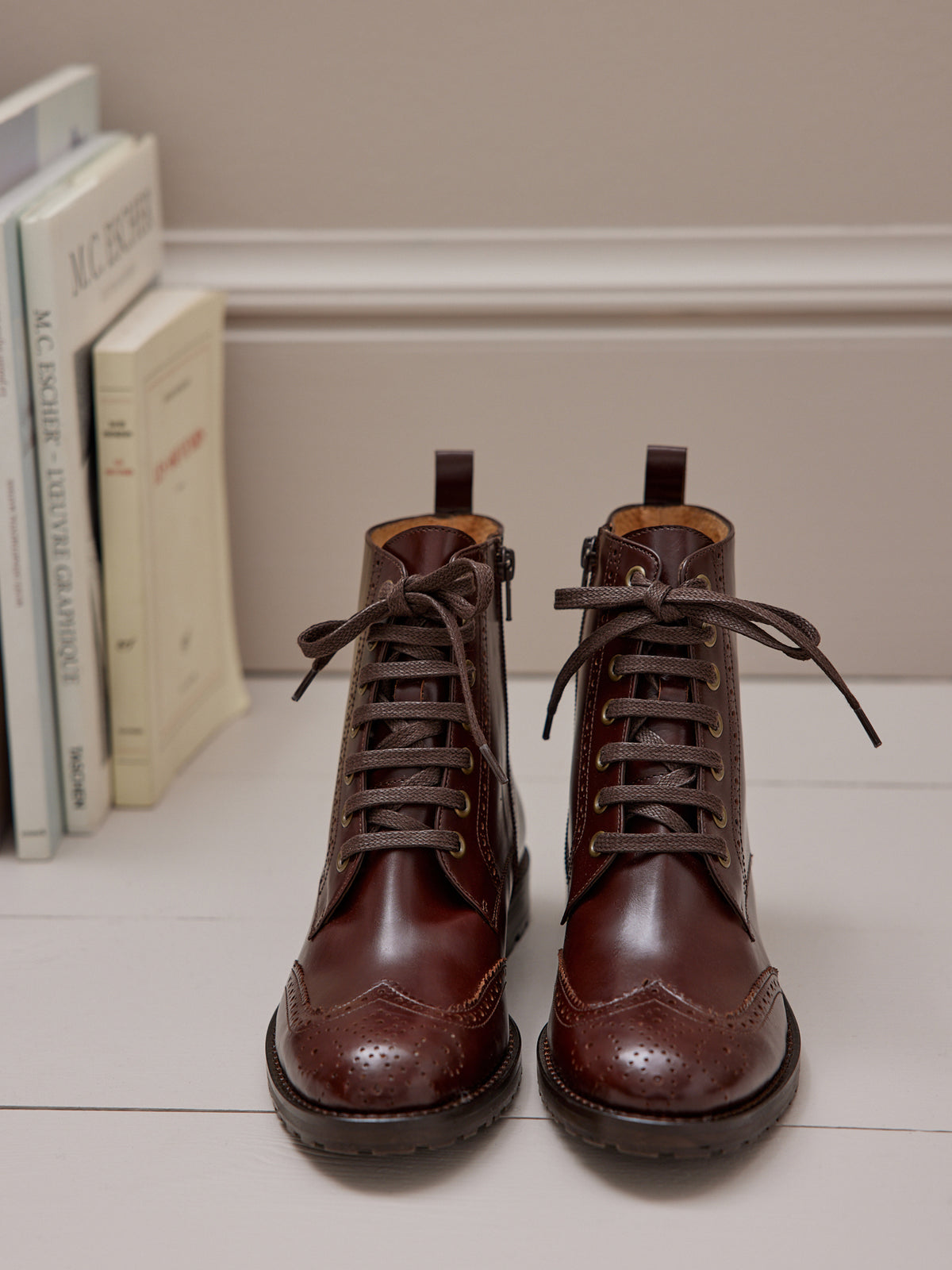 Damen-Stiefeletten aus Leder mit geblümter Zehenpartie