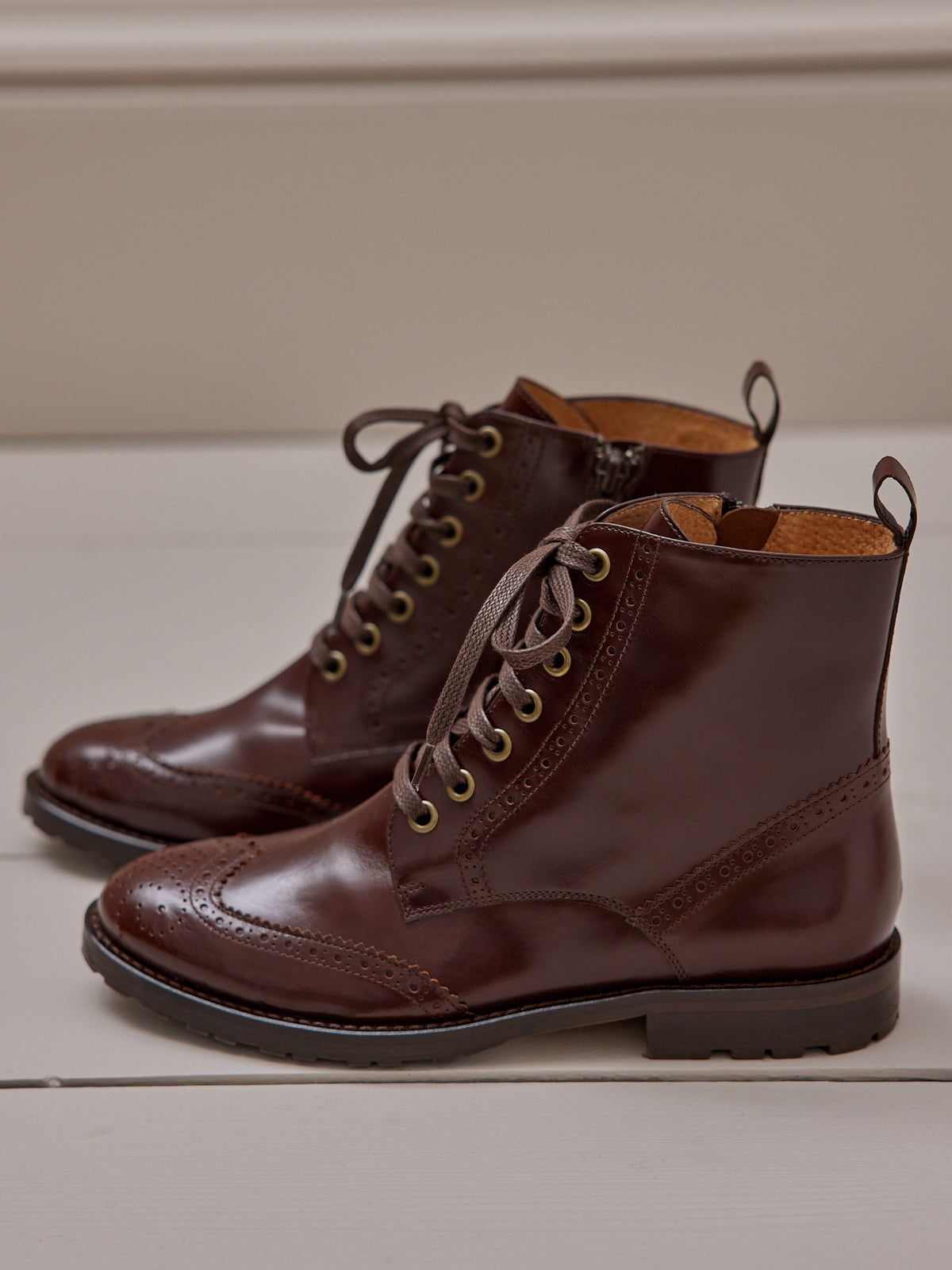 Damen-Stiefeletten aus Leder mit geblümter Zehenpartie