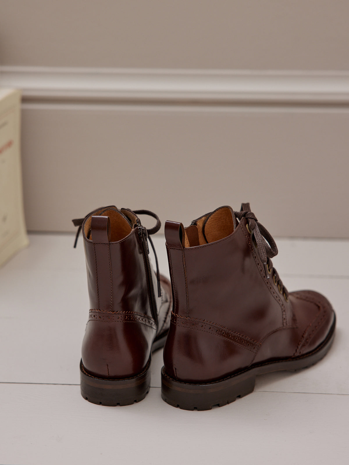 Damen-Stiefeletten aus Leder mit geblümter Zehenpartie