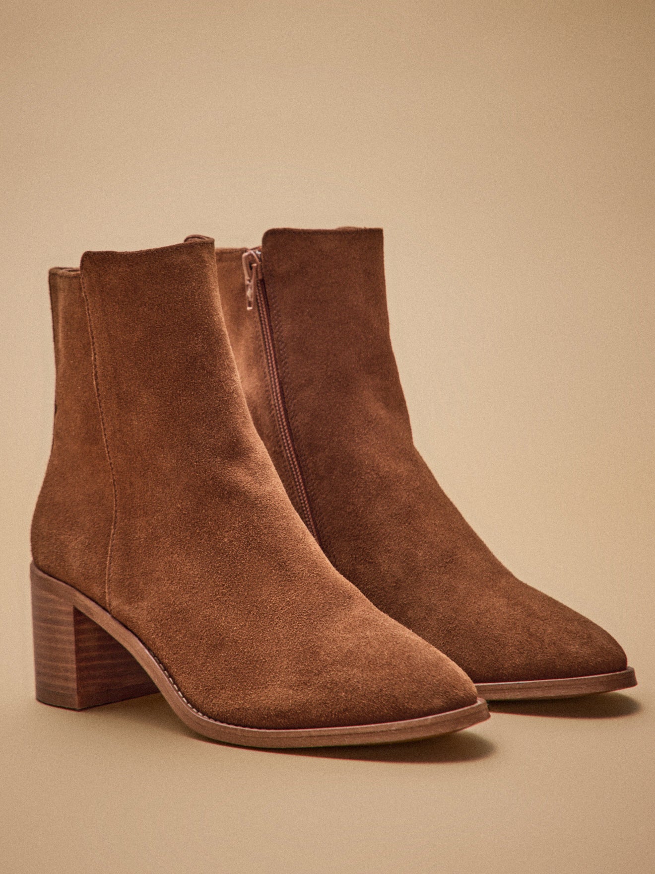 Damen-Stiefeletten aus Spaltleder mit eckigem Absatz