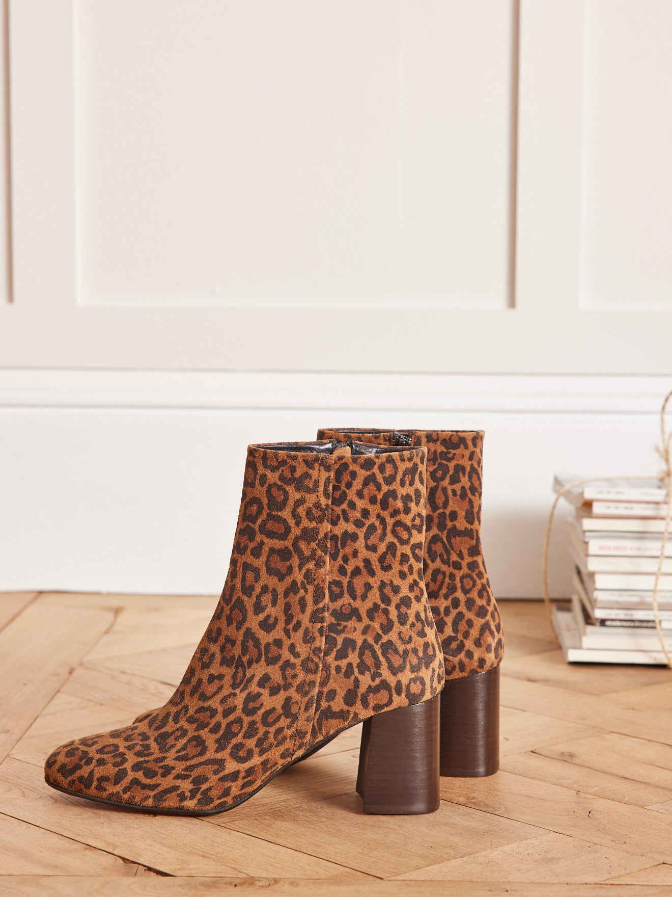 Damen-Stiefeletten aus Leder mit Leo-Print und Absatz