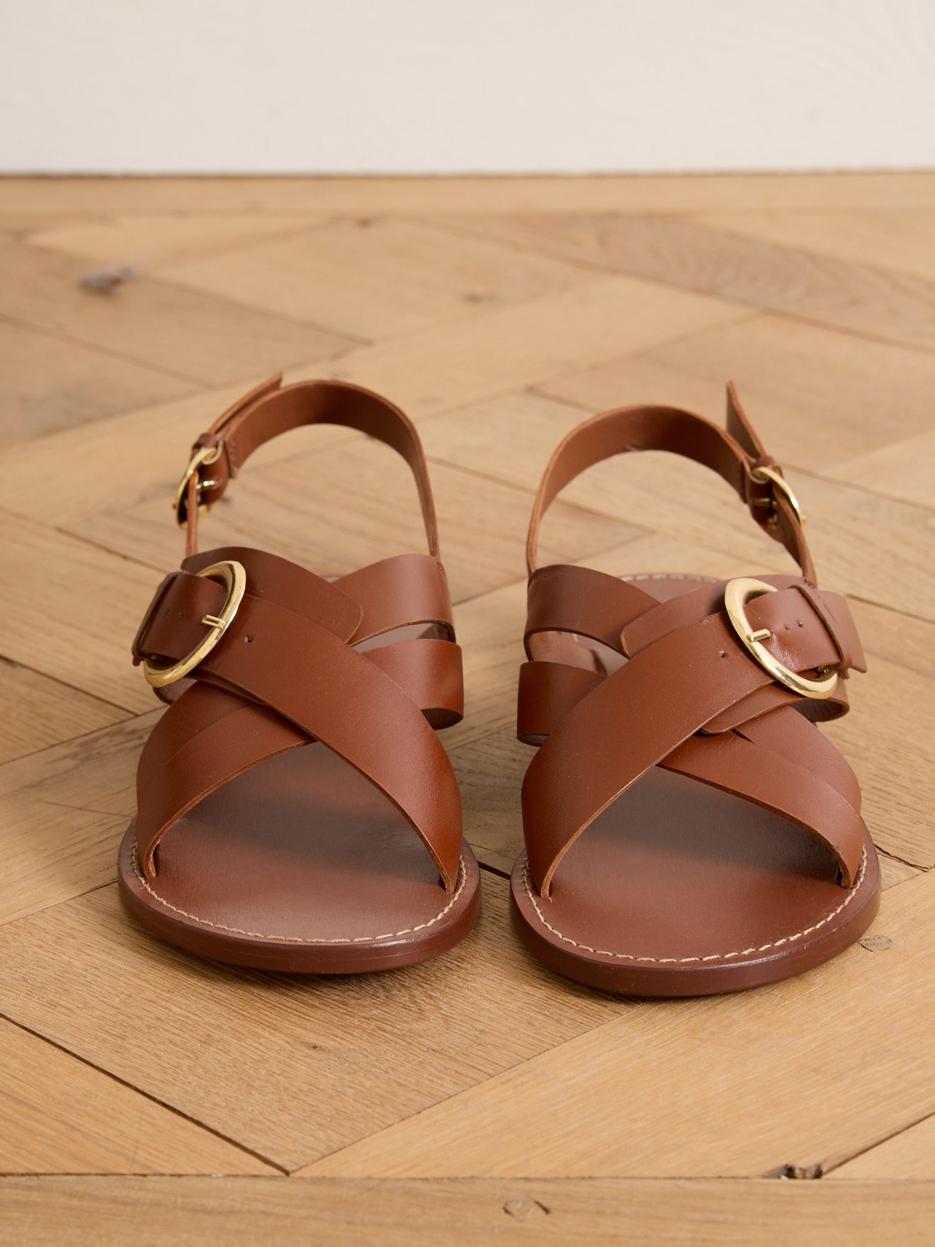 Damensandalen aus Leder, flach, mit gekreuzten Riemchen
