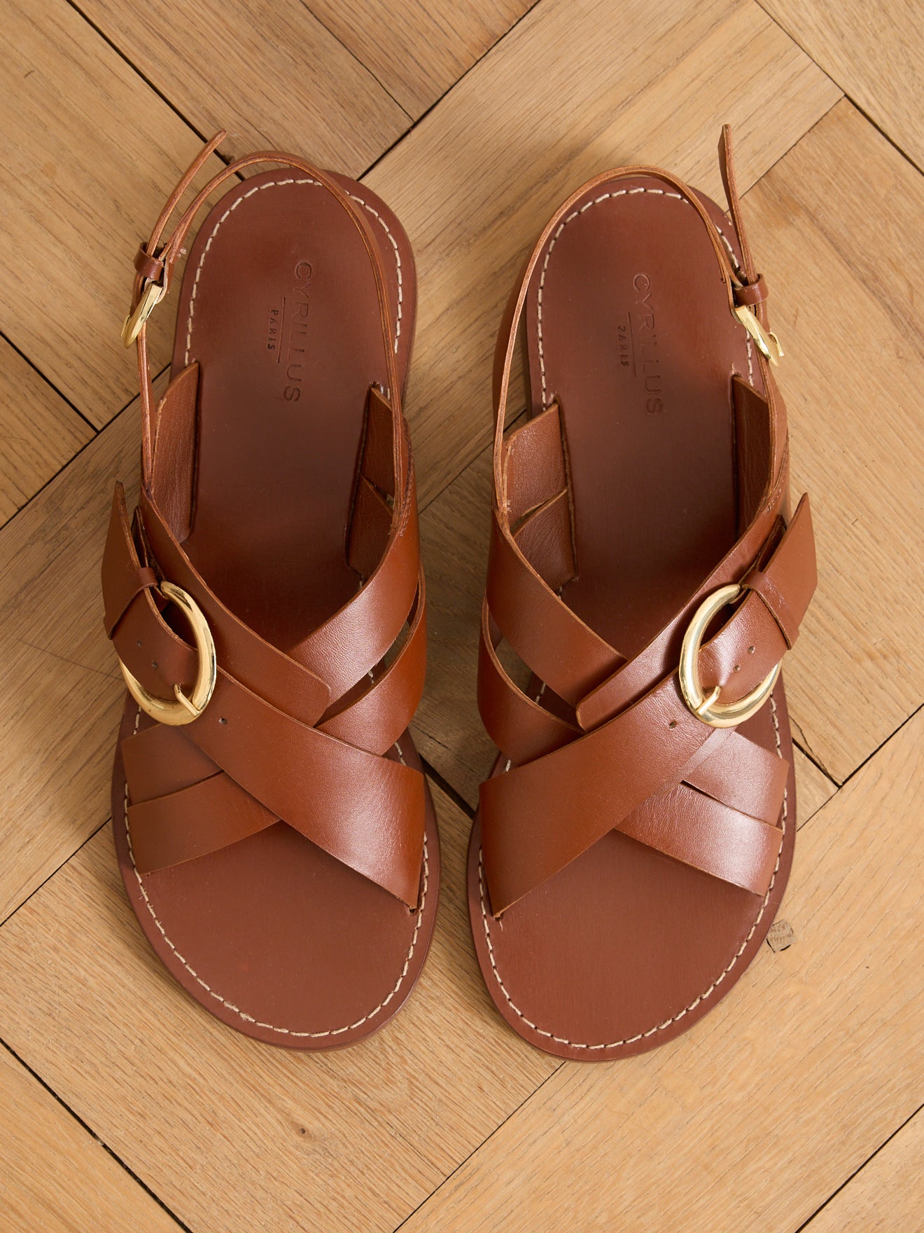 Damensandalen aus Leder, flach, mit gekreuzten Riemchen
