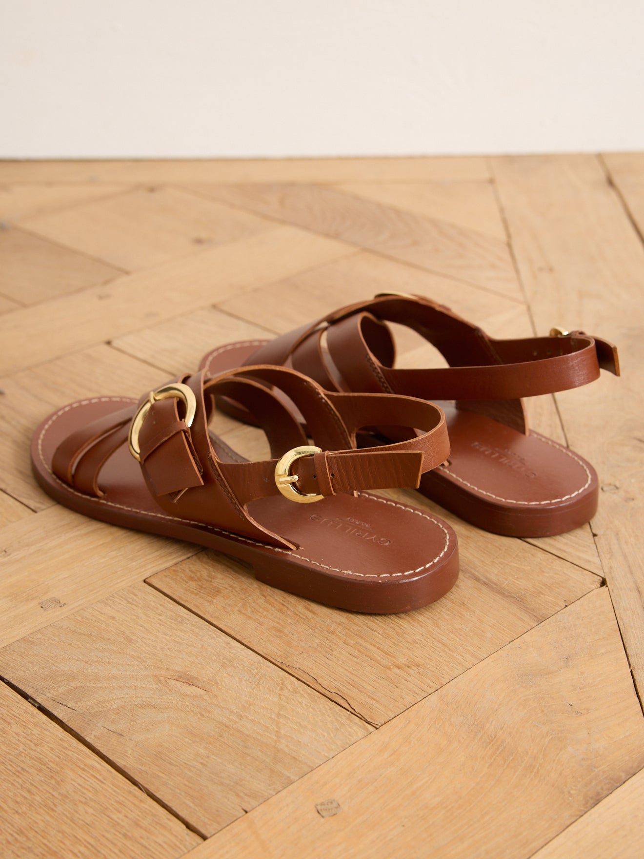 Damensandalen aus Leder, flach, mit gekreuzten Riemchen