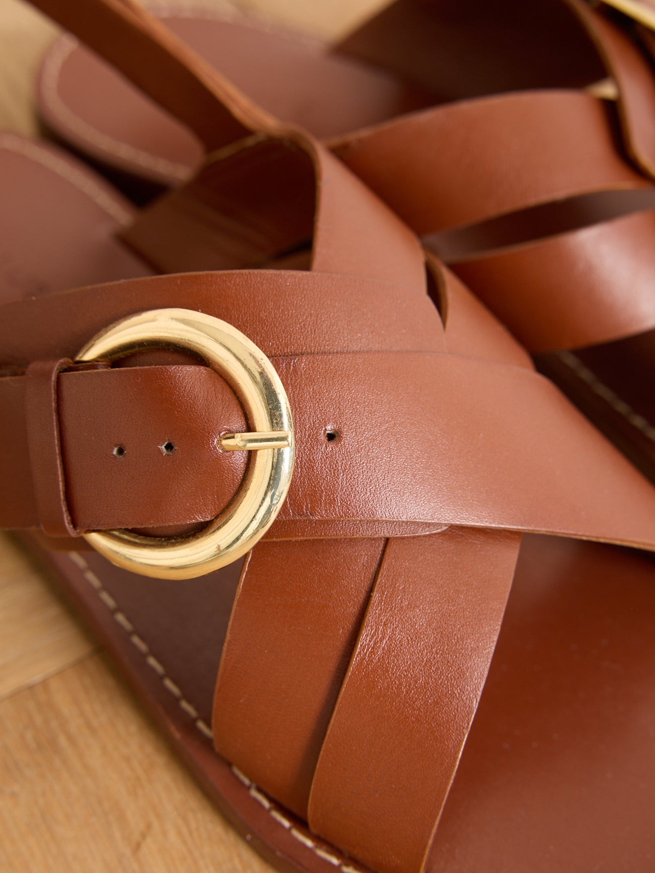 Damensandalen aus Leder, flach, mit gekreuzten Riemchen