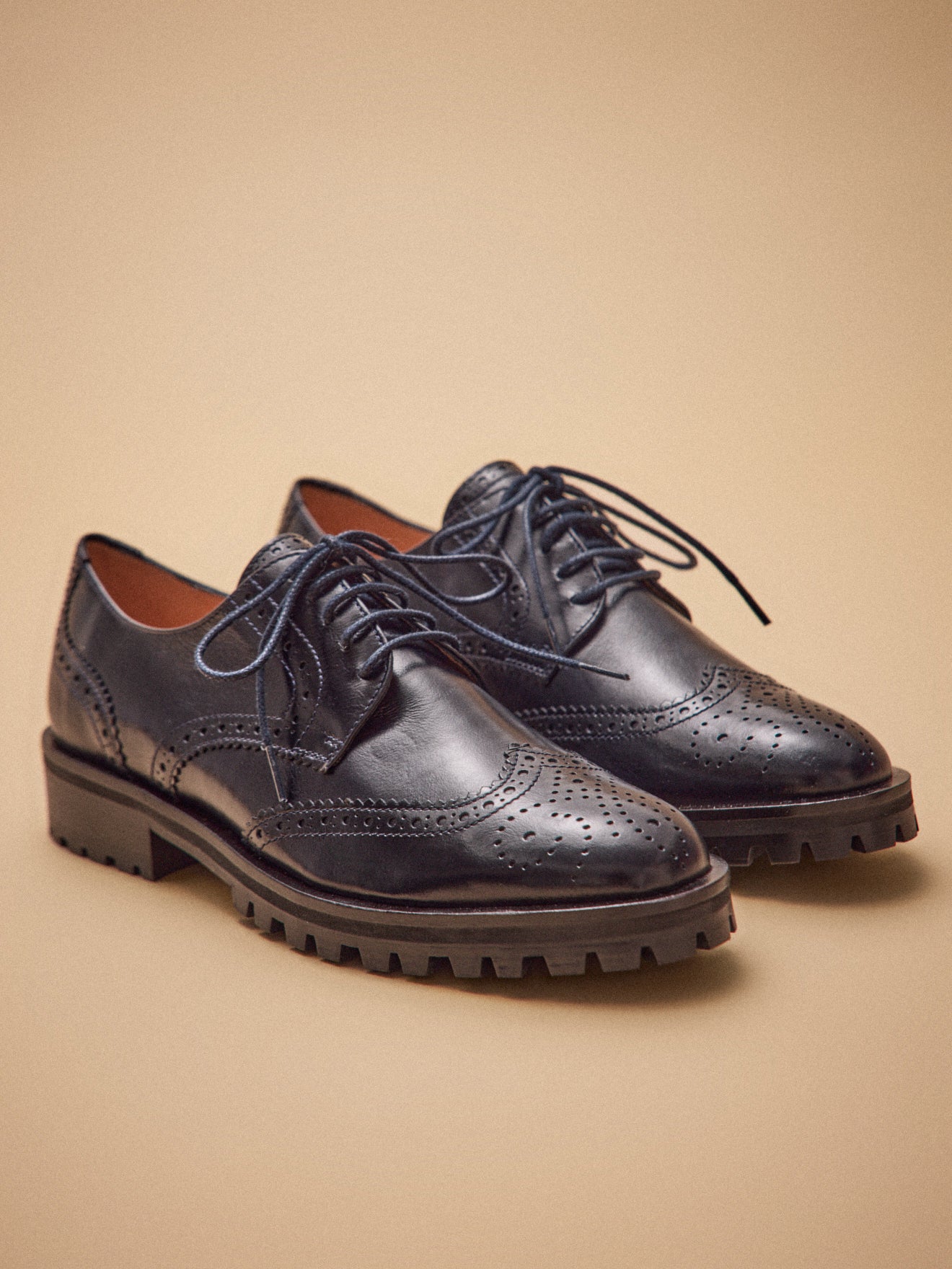 Damen-Derby-Schuhe aus Leder mit Lochmuster und Schnürung