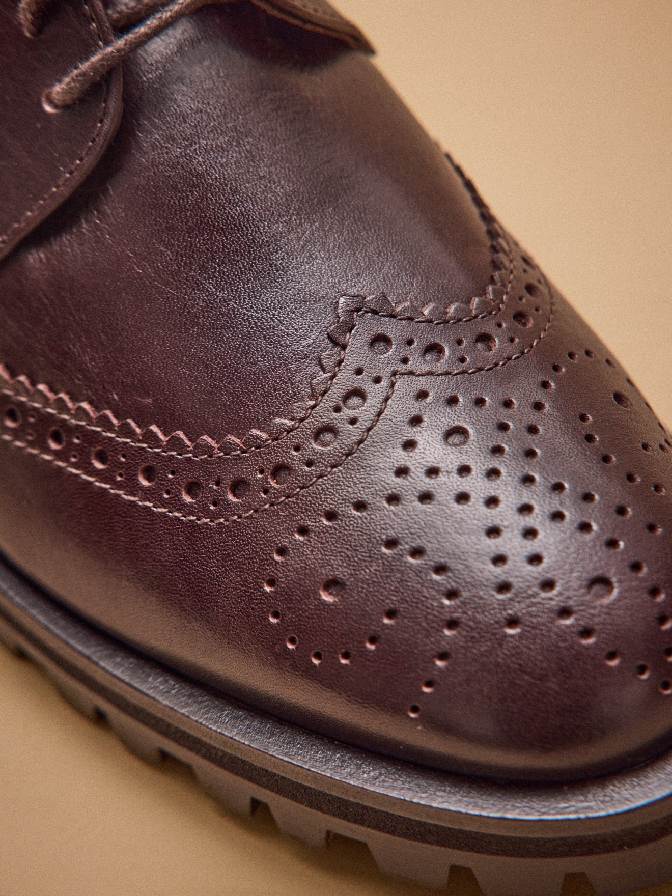Damen-Derby-Schuhe aus Leder mit Lochmuster und Schnürung