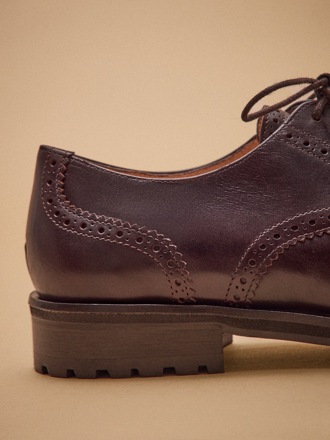 Damen-Derby-Schuhe aus Leder mit Lochmuster und Schnürung