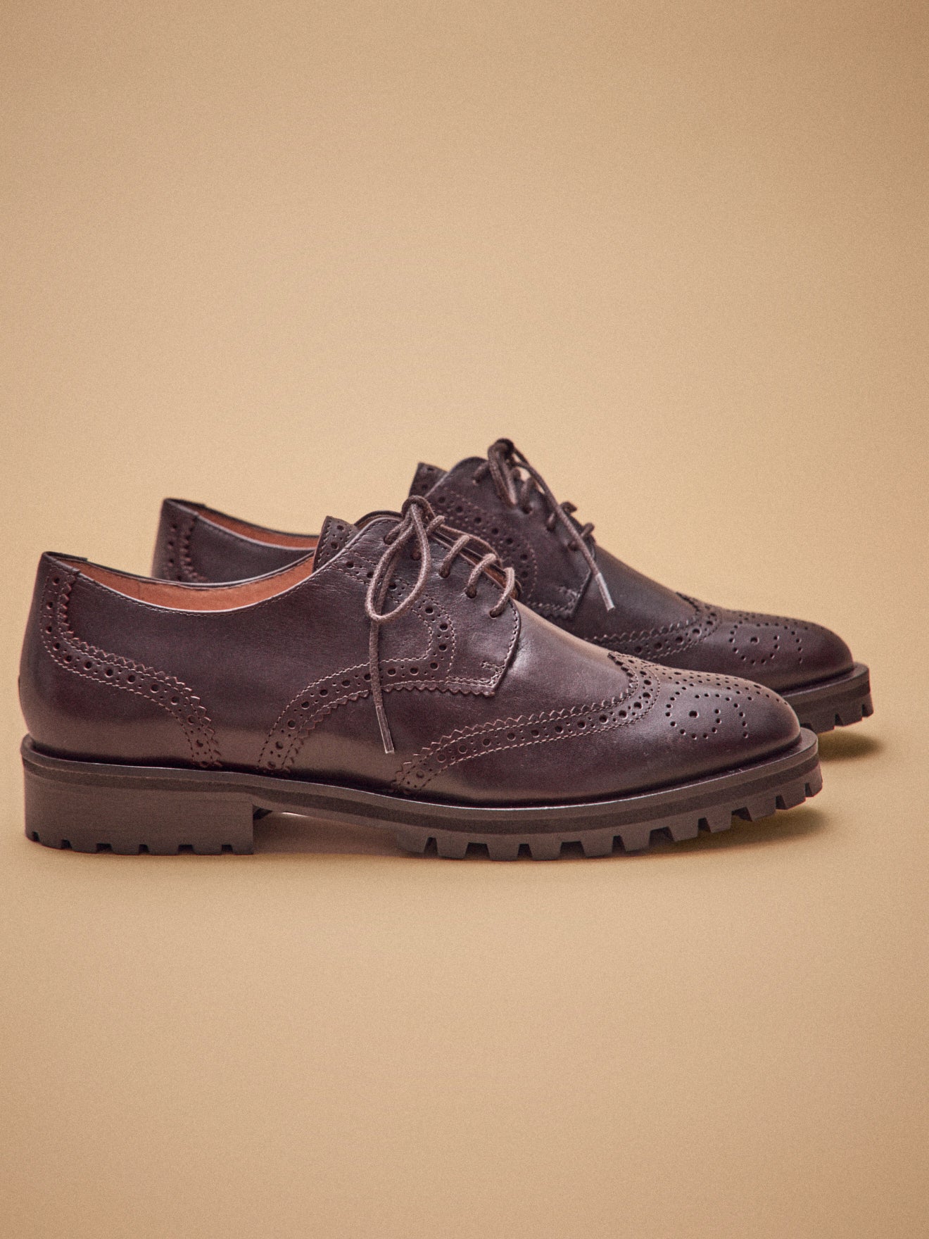 Damen-Derby-Schuhe aus Leder mit Lochmuster und Schnürung