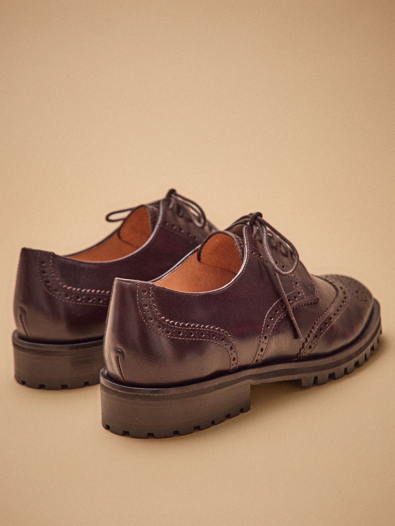 Damen-Derby-Schuhe aus Leder mit Lochmuster und Schnürung