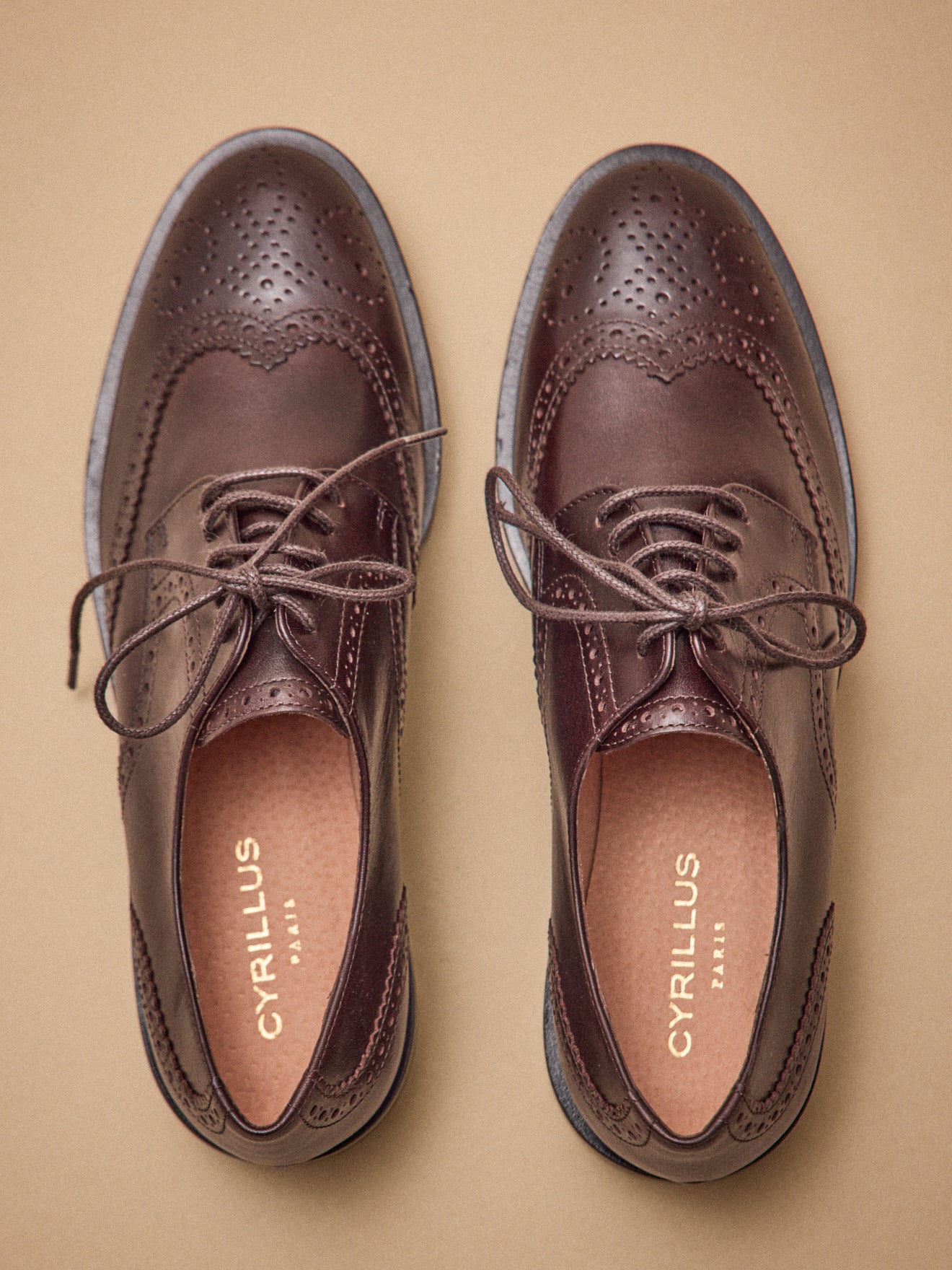 Damen-Derby-Schuhe aus Leder mit Lochmuster und Schnürung