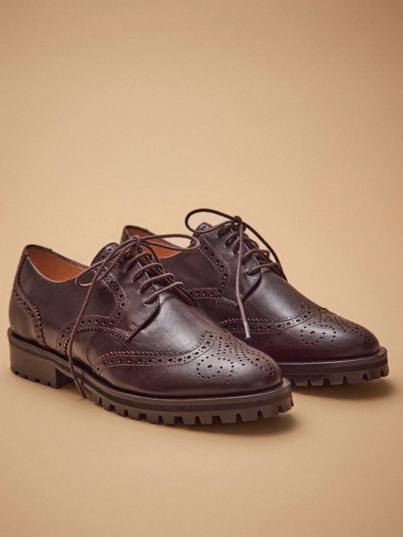 Damen-Derby-Schuhe aus Leder mit Lochmuster und Schnürung
