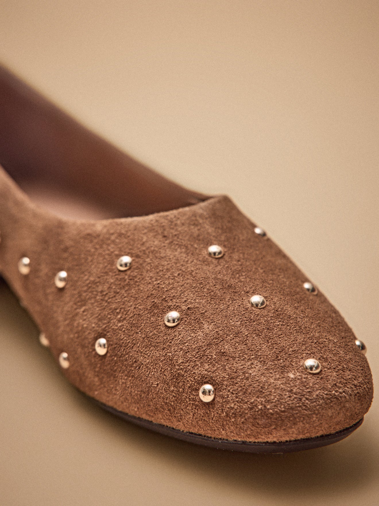 Damen-Ballerinas aus Veloursleder mit Nieten