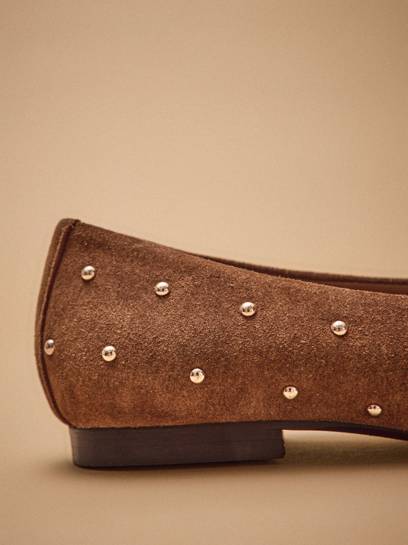 Damen-Ballerinas aus Veloursleder mit Nieten