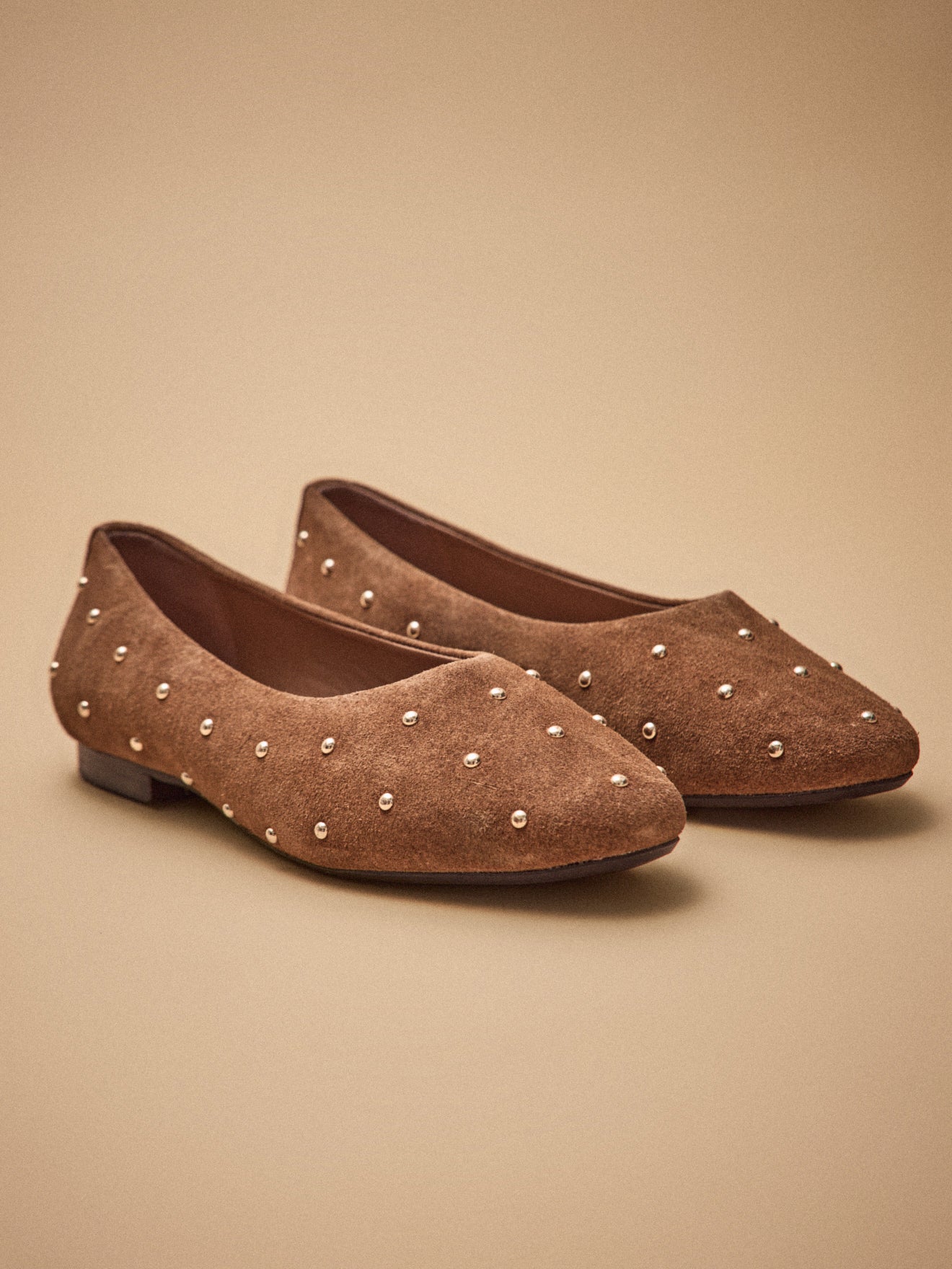Damen-Ballerinas aus Veloursleder mit Nieten