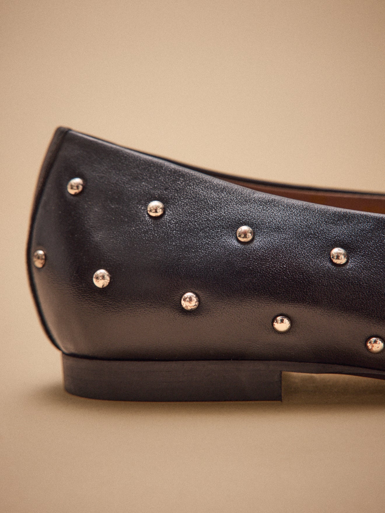 Damen-Ballerinas aus Glattleder mit Nieten
