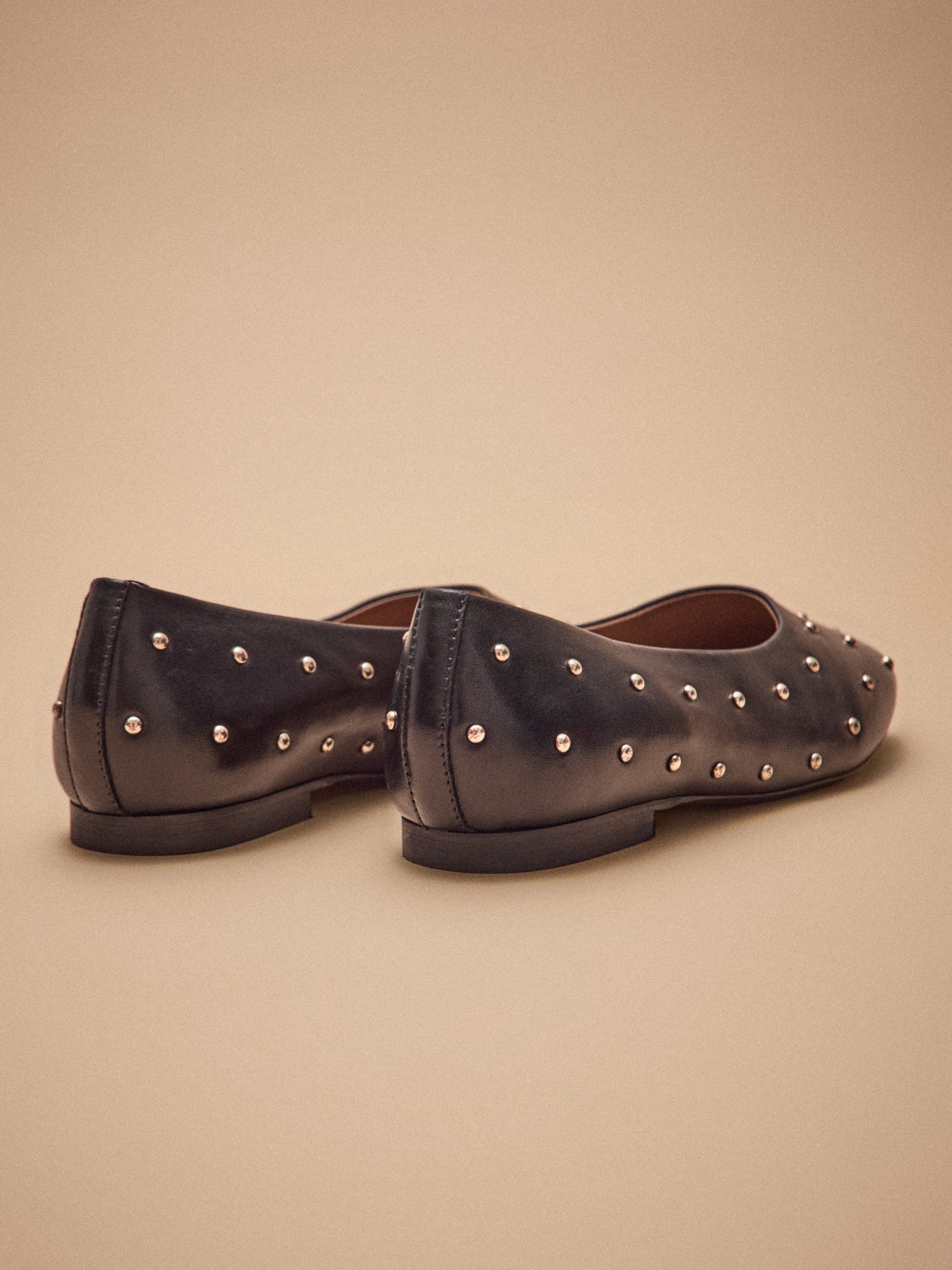 Damen-Ballerinas aus Glattleder mit Nieten