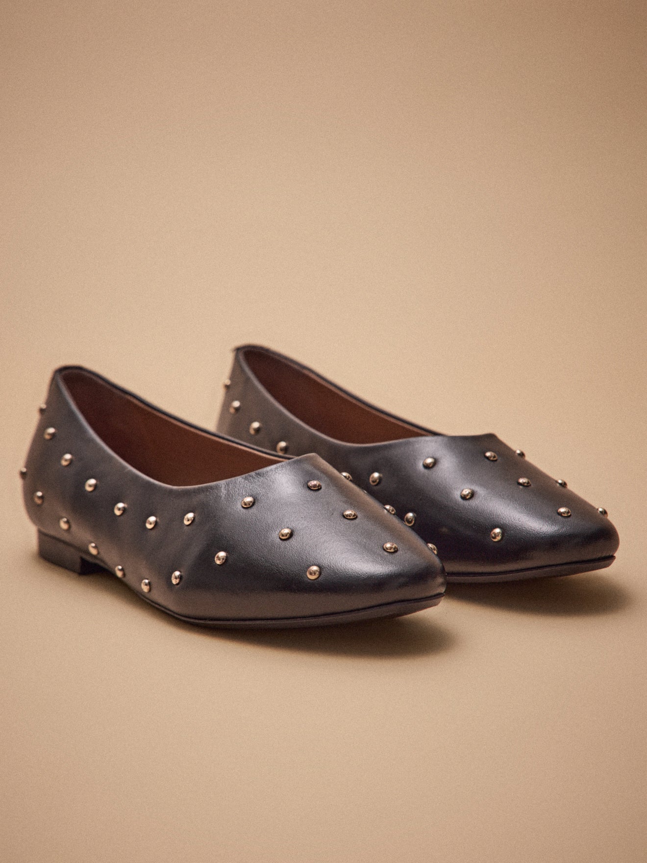 Damen-Ballerinas aus Glattleder mit Nieten
