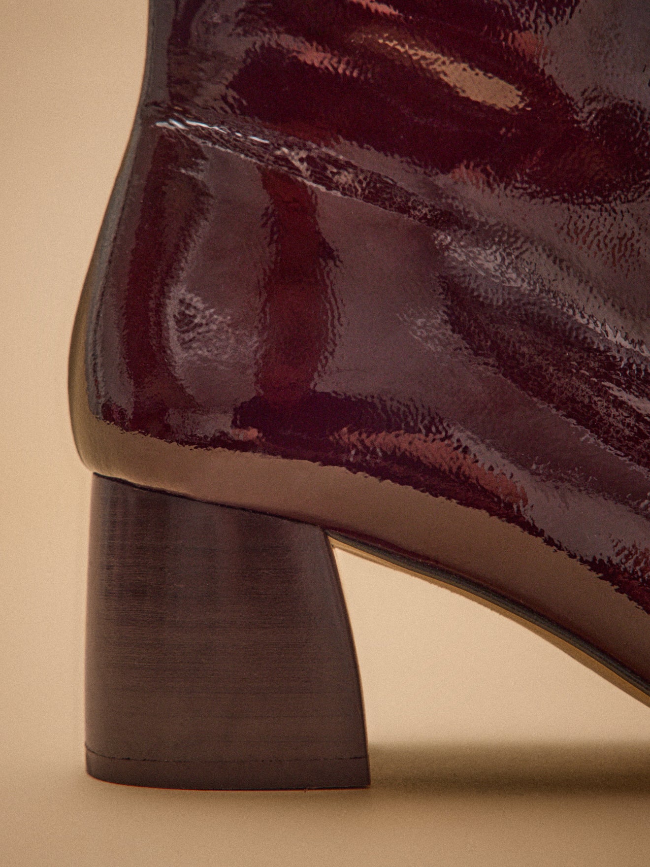 Stiefeletten mit Absatz aus Lackleder Damen