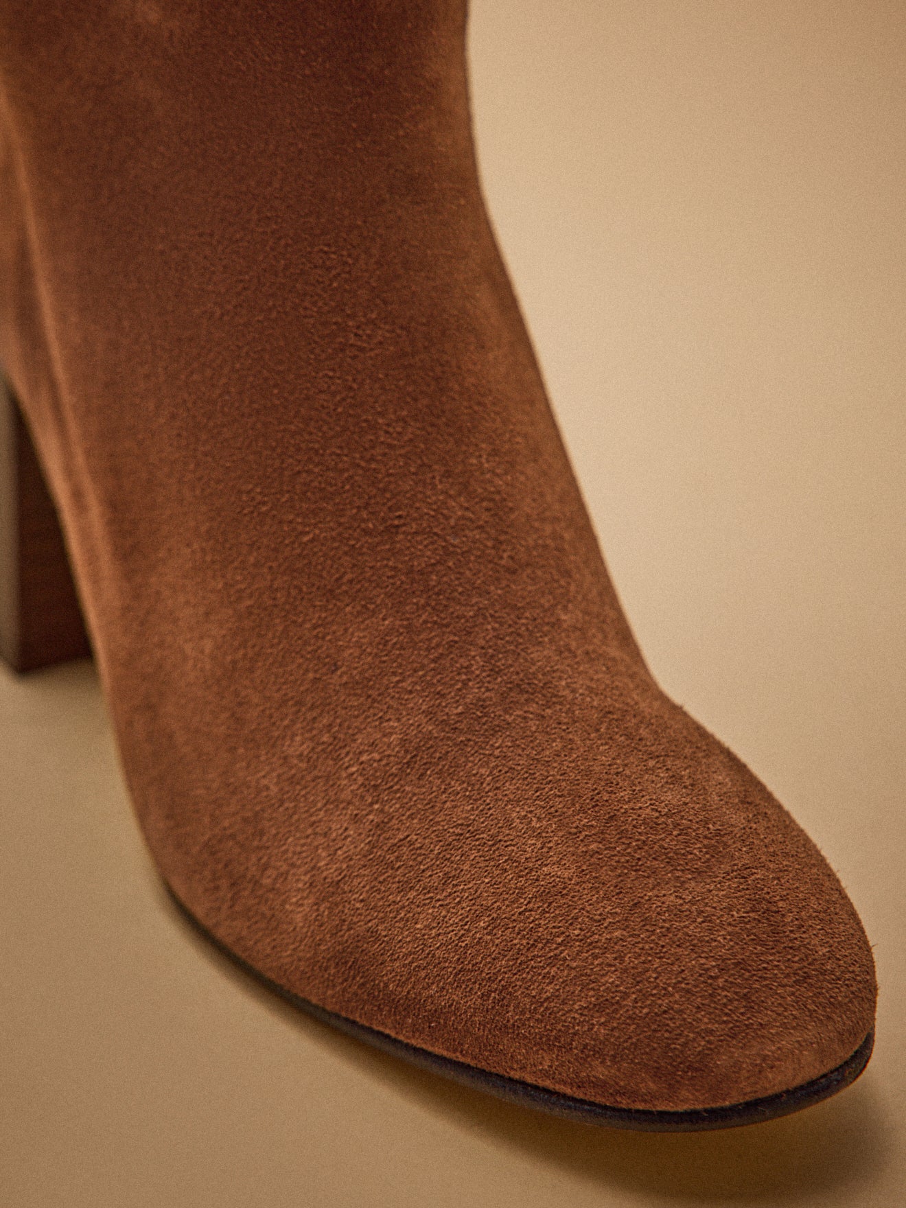 Damen-Stiefel mit Absatz aus Veloursleder