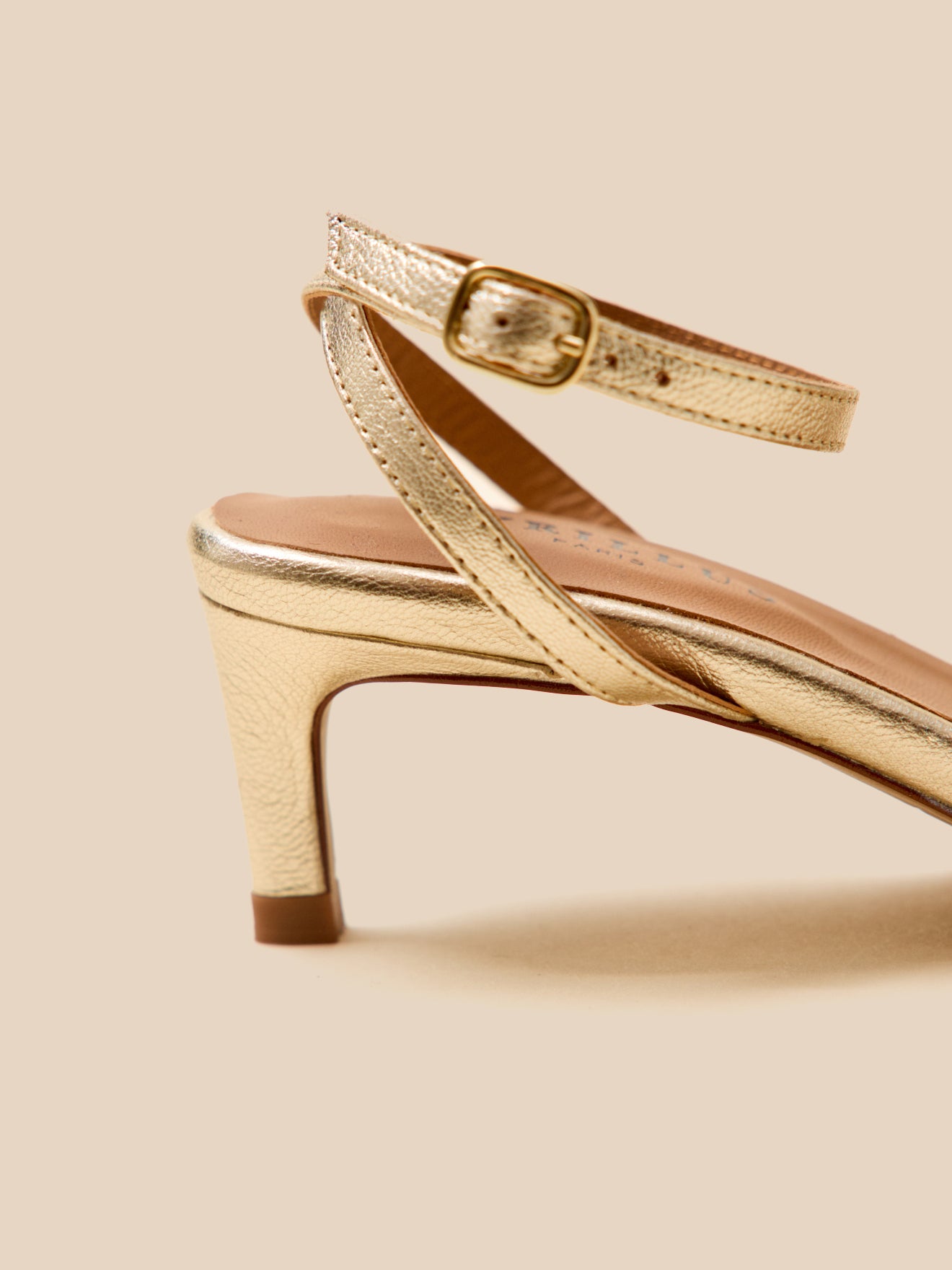 Damensandalen mit Absatz aus Leder, Metallic-Look