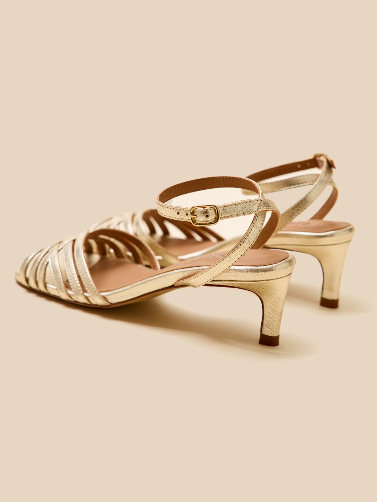 Damensandalen mit Absatz aus Leder, Metallic-Look