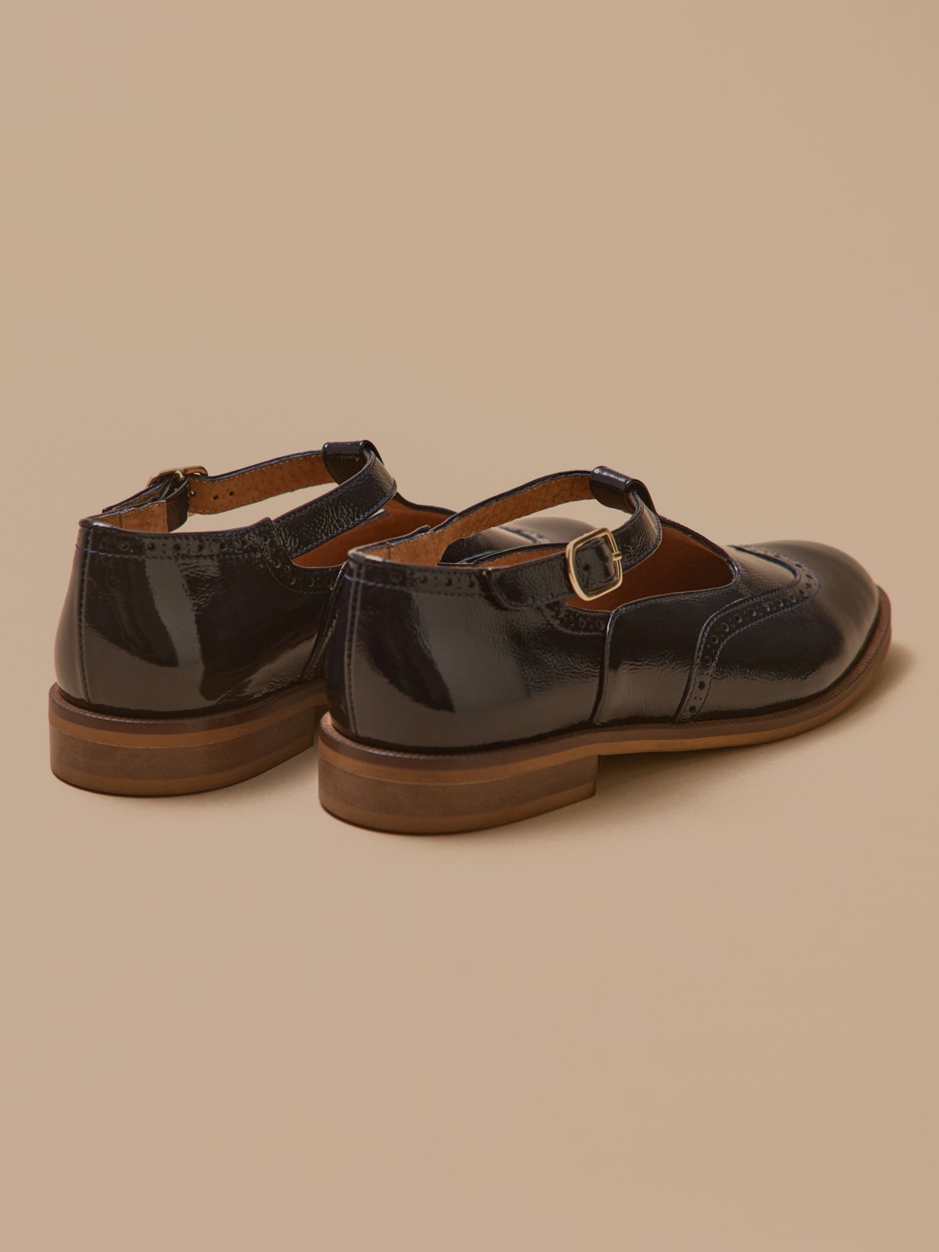 Damen-Riemchenschuh aus Leder mit floralem Lochmuster