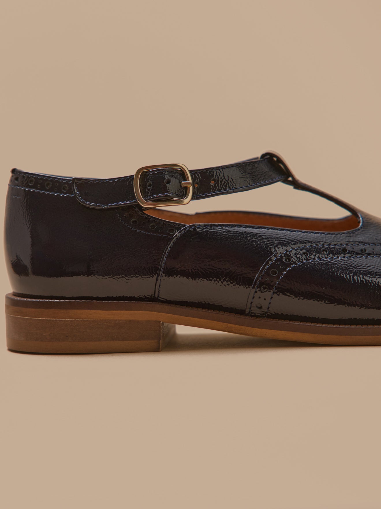 Damen-Riemchenschuh aus Leder mit floralem Lochmuster