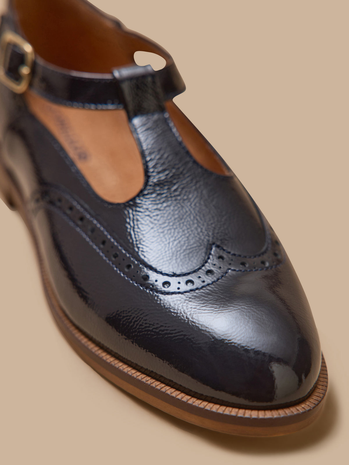 Damen-Riemchenschuh aus Leder mit floralem Lochmuster