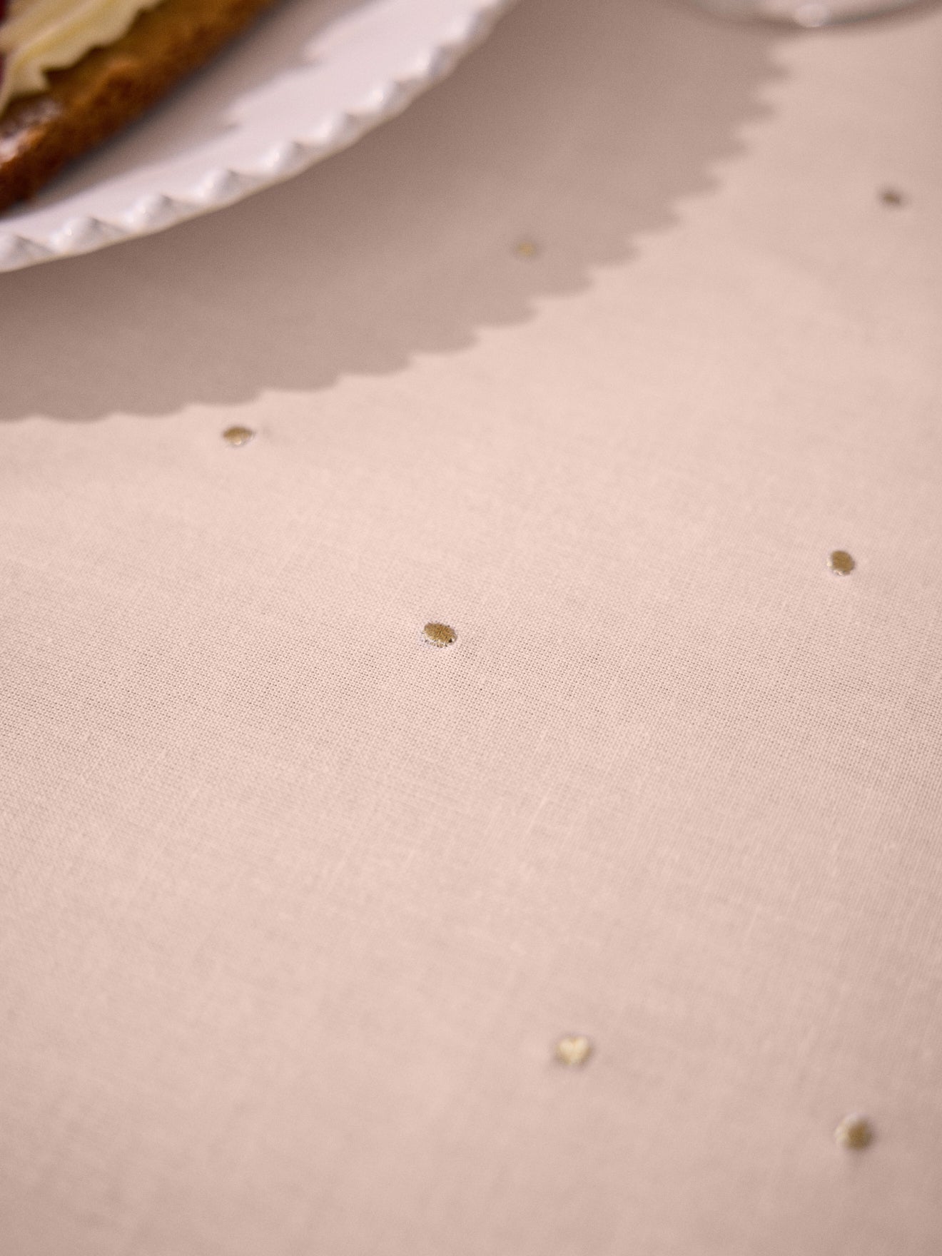 Tischdecke aus Baumwolle in Leinenoptik mit goldfarbenen Tupfen
