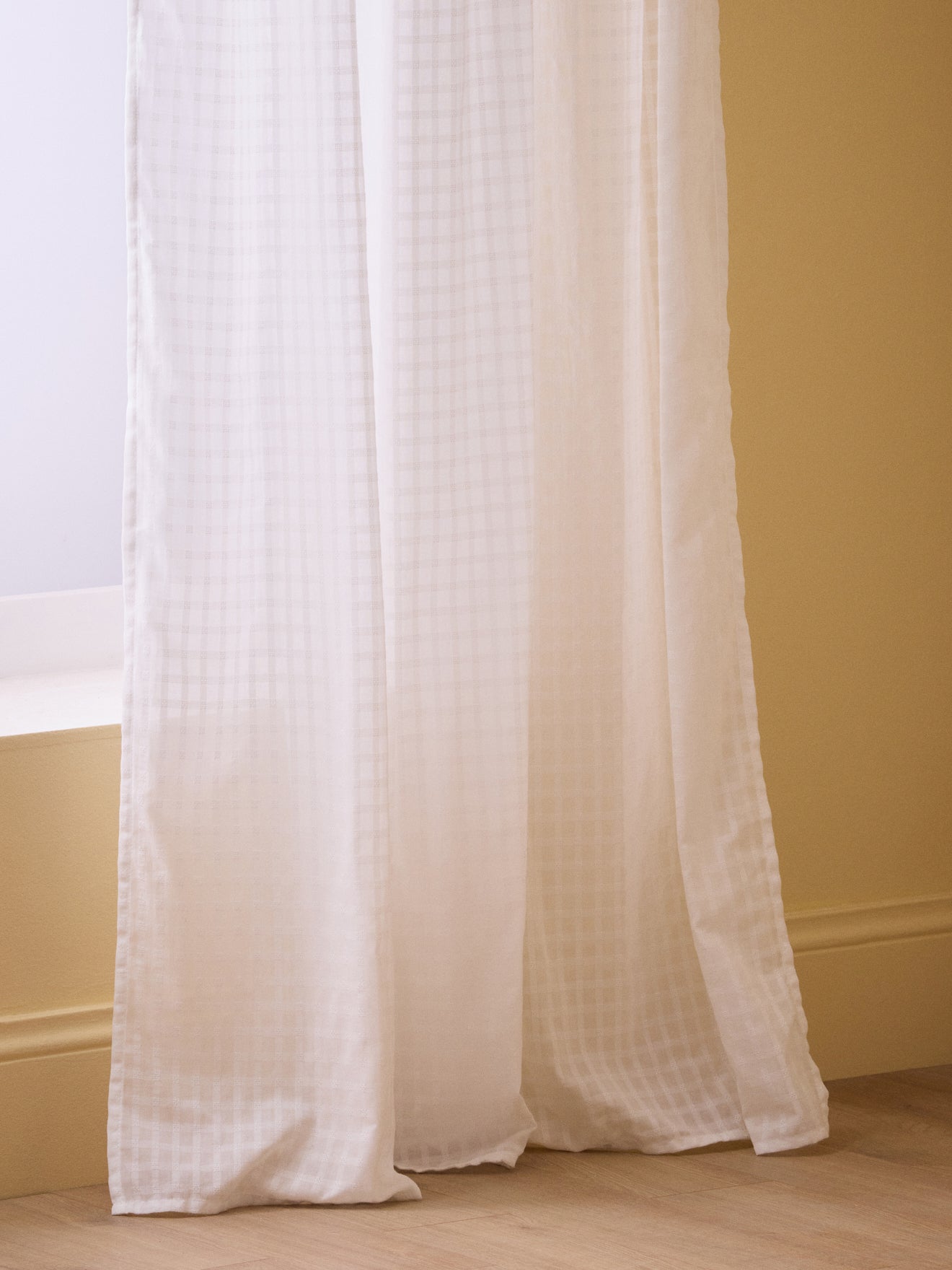 Stoffbahn aus Voile mit Ton-in-Ton-Karomuster