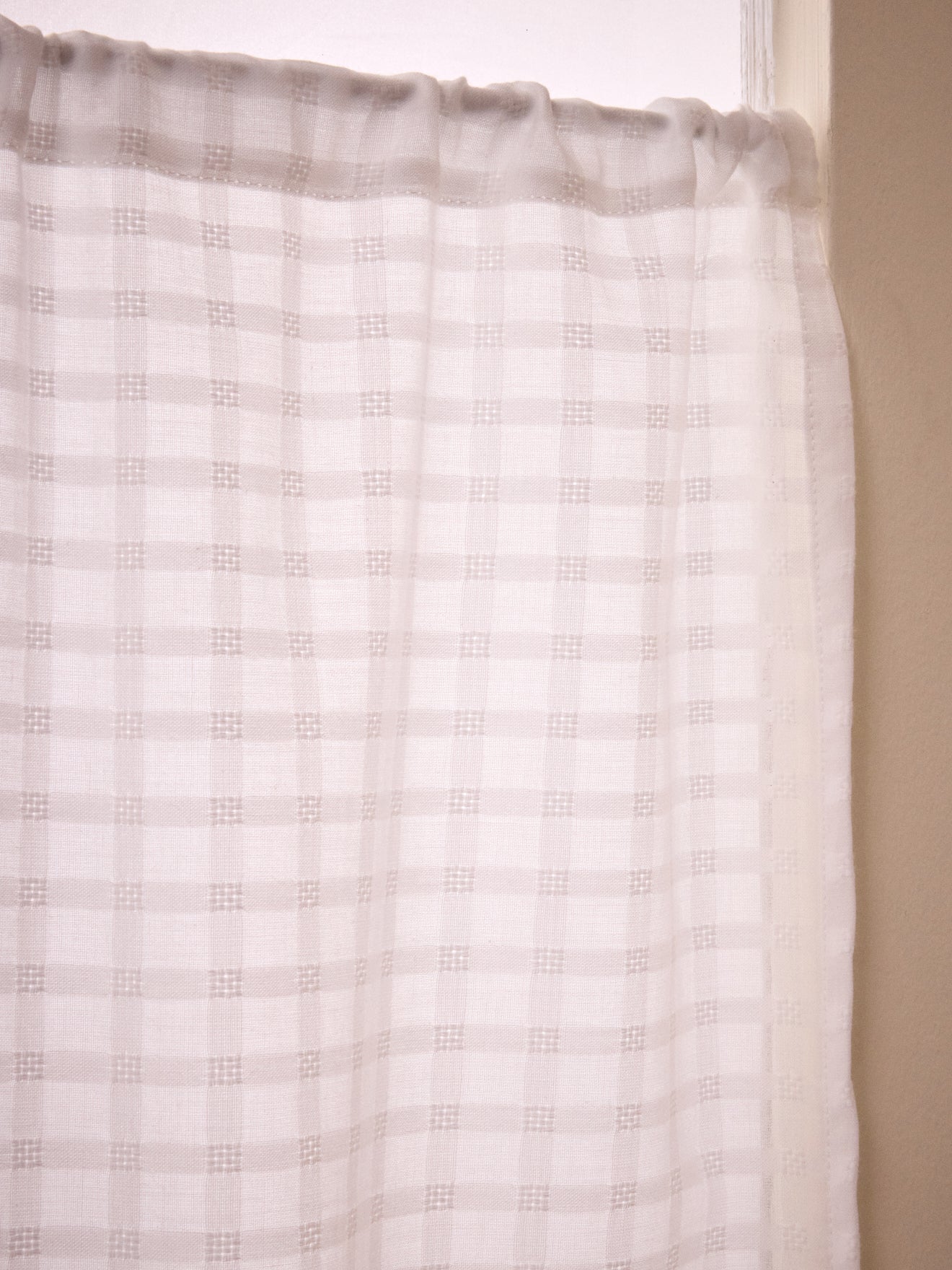 Plumetis-Ton-in-Ton-Scheibengardine