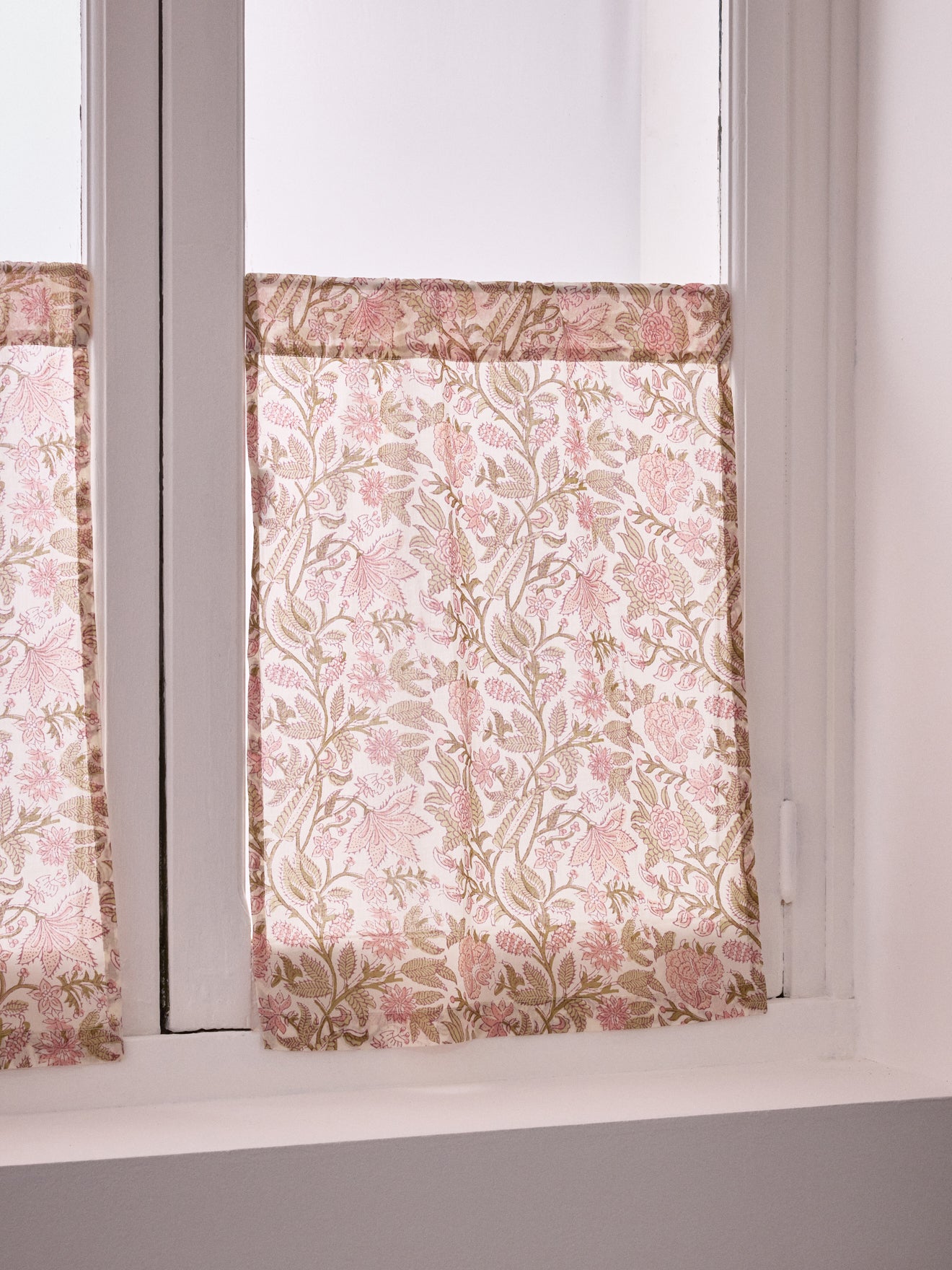 Scheibengardine aus Baumwolle mit indischem Print in Rosa