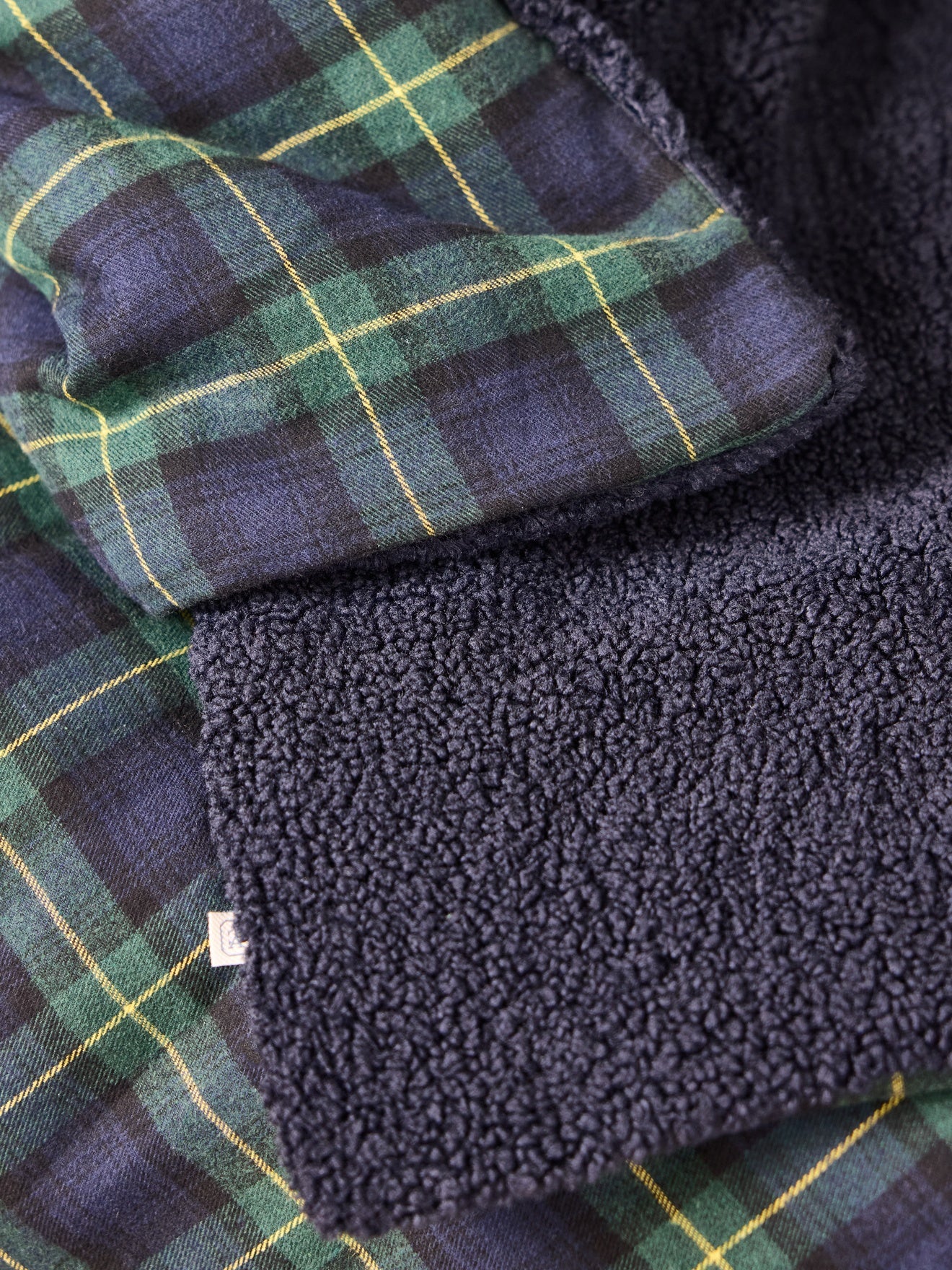 Wendbarer Plaid aus Sherpa und Tartan
