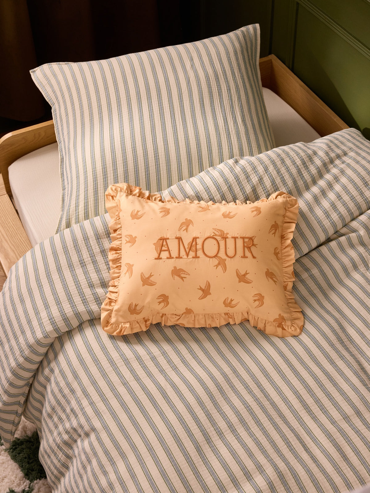 Kissen mit Amour-Stickerei