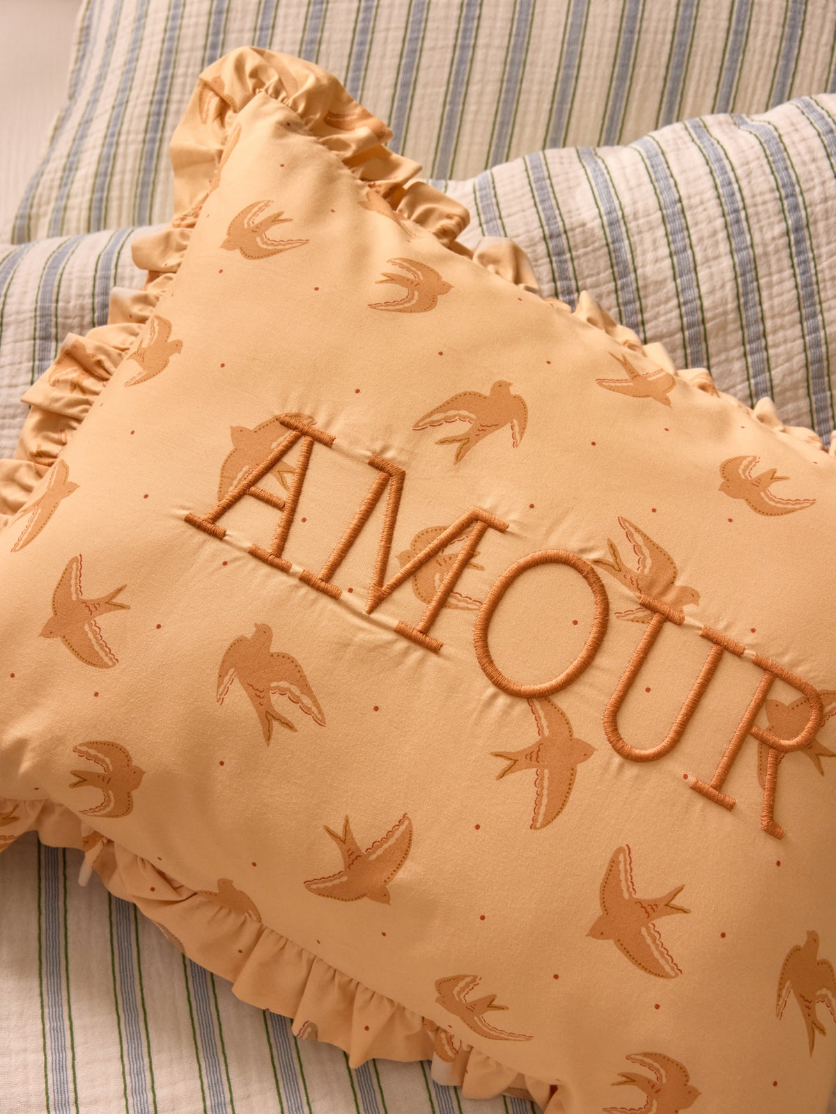 Kissen mit Amour-Stickerei