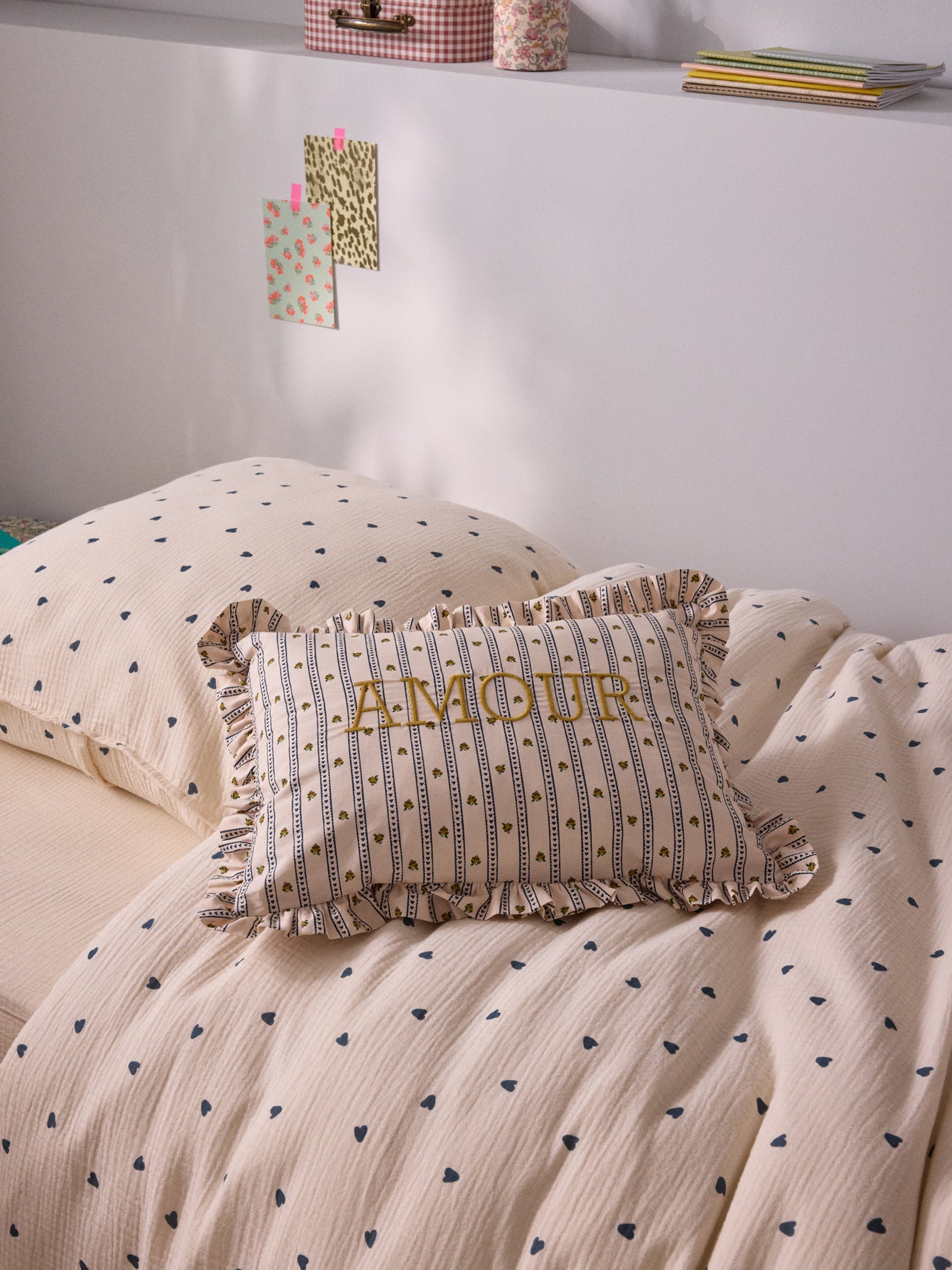Kissen mit Amour-Stickerei