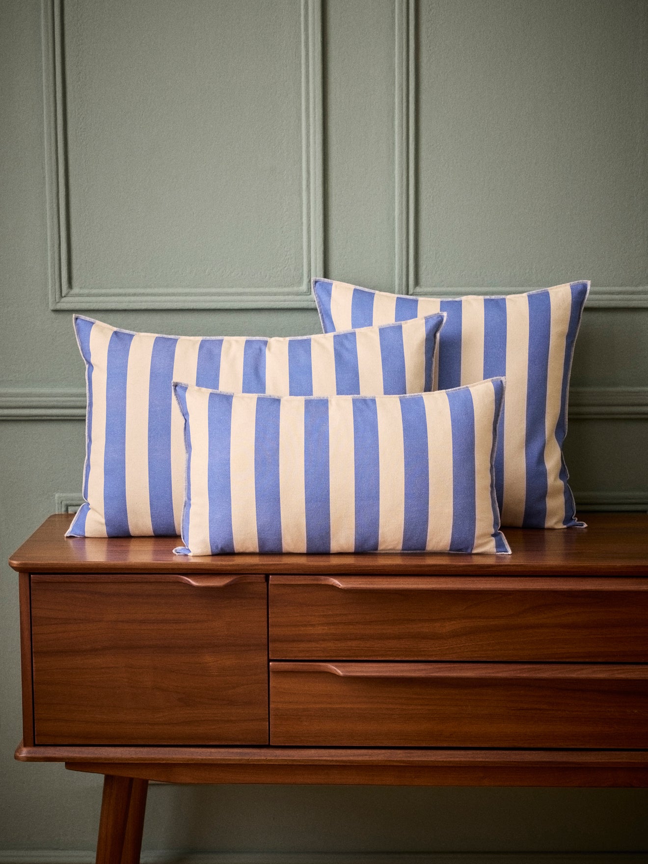 Gestreifter Kissenbezug aus Baumwolle und Leinen