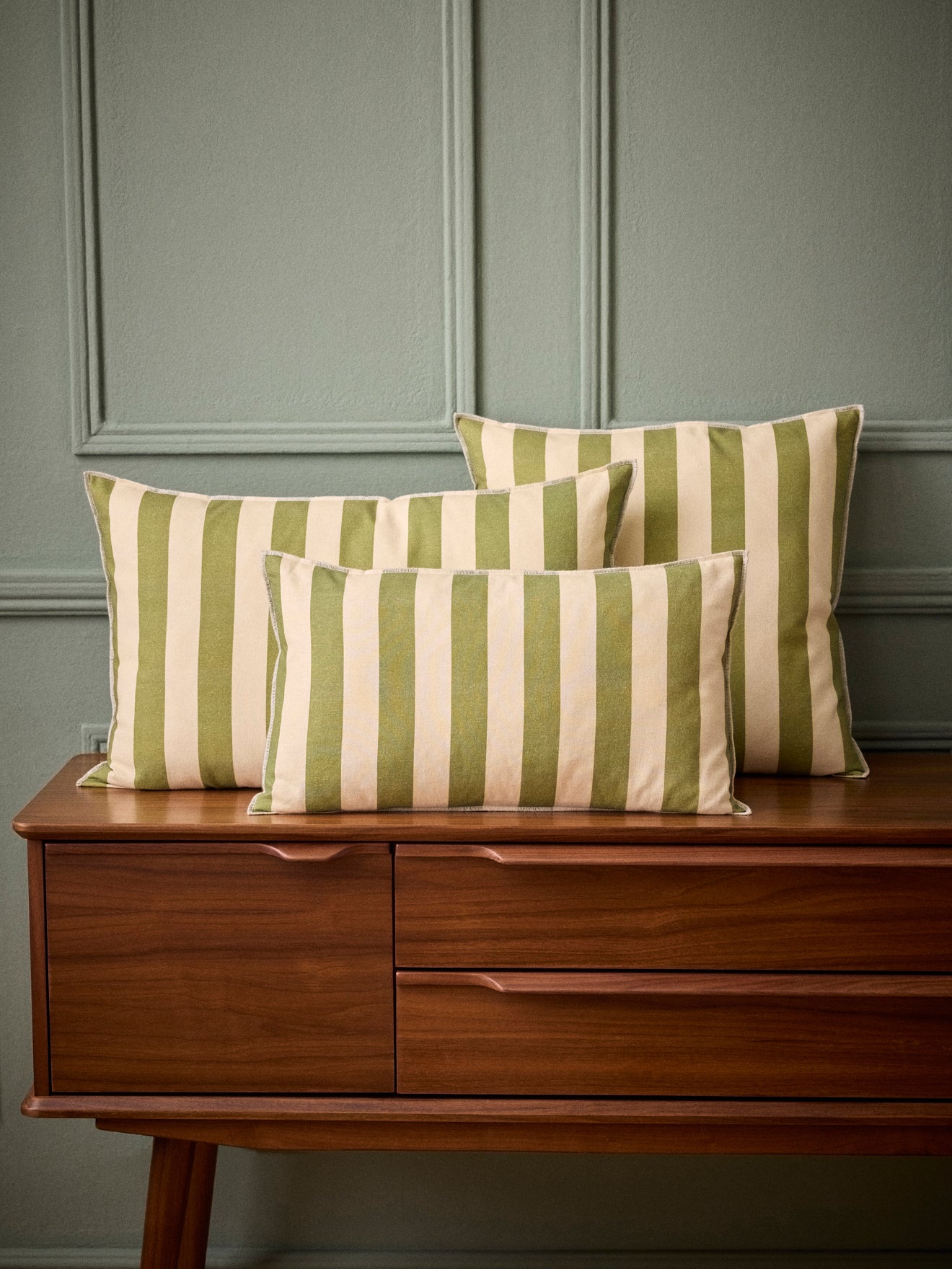 Gestreifter Kissenbezug aus Baumwolle und Leinen