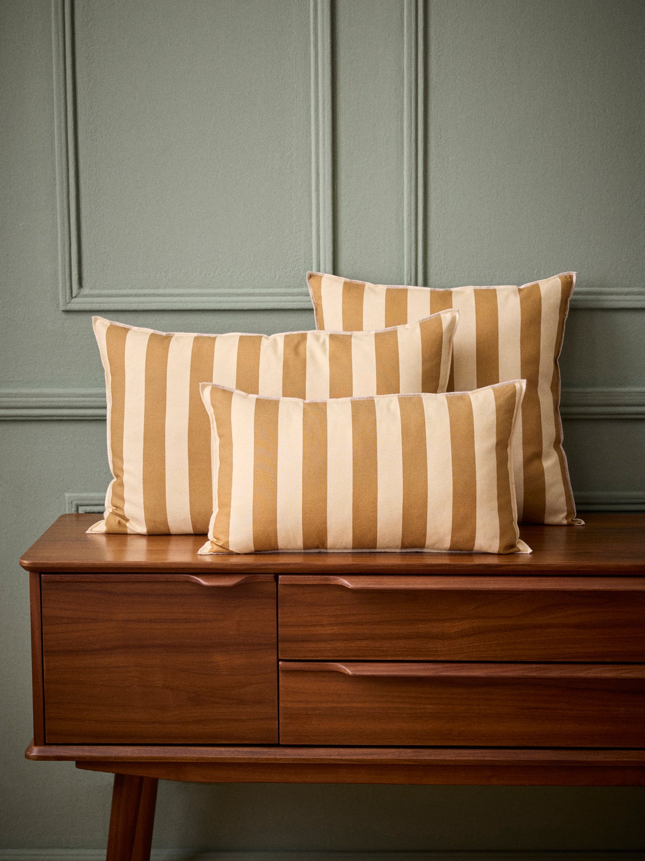 Gestreifter Kissenbezug aus Baumwolle und Leinen