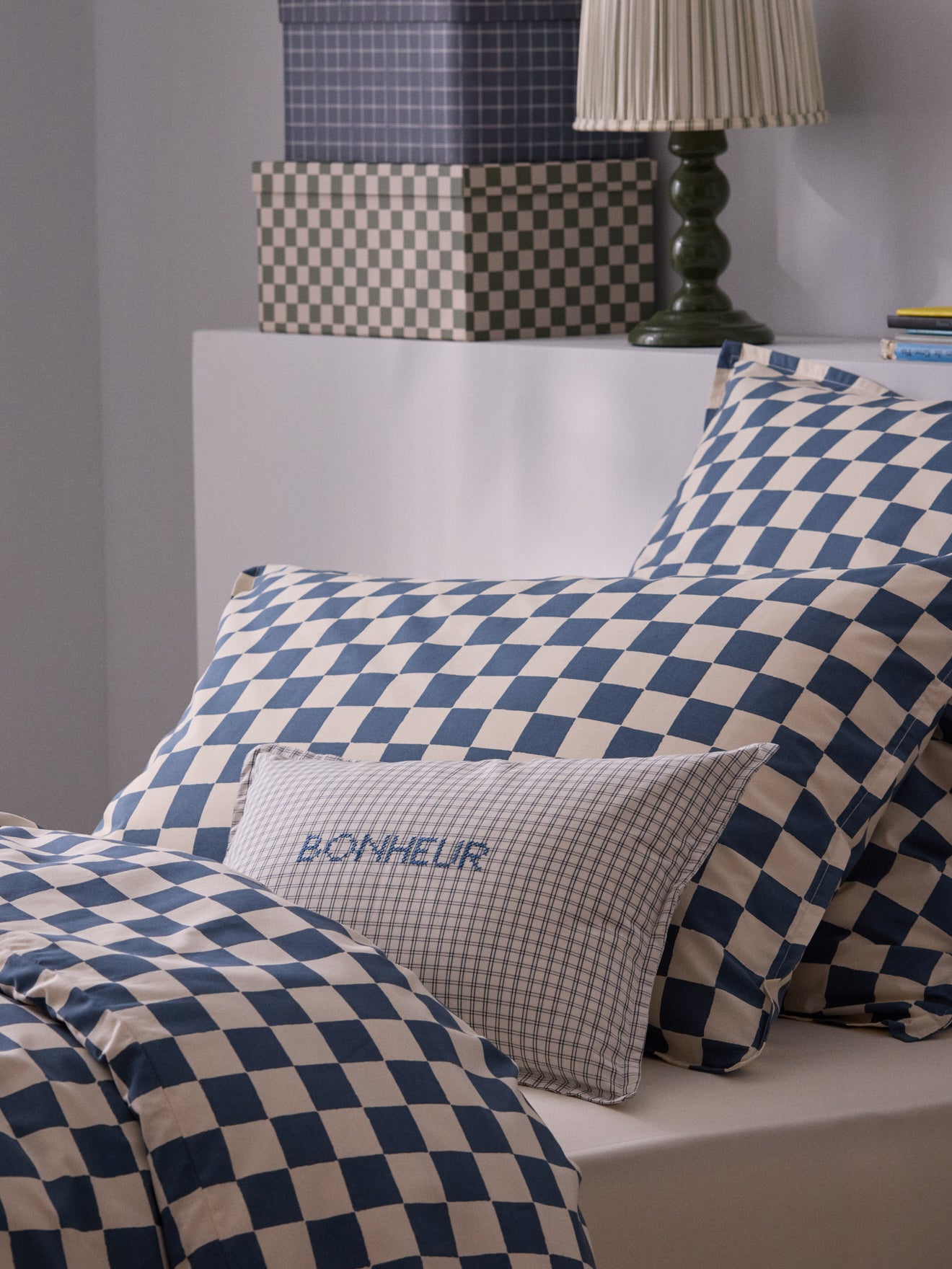 Kissenbezug mit kleinen gestickten Karos