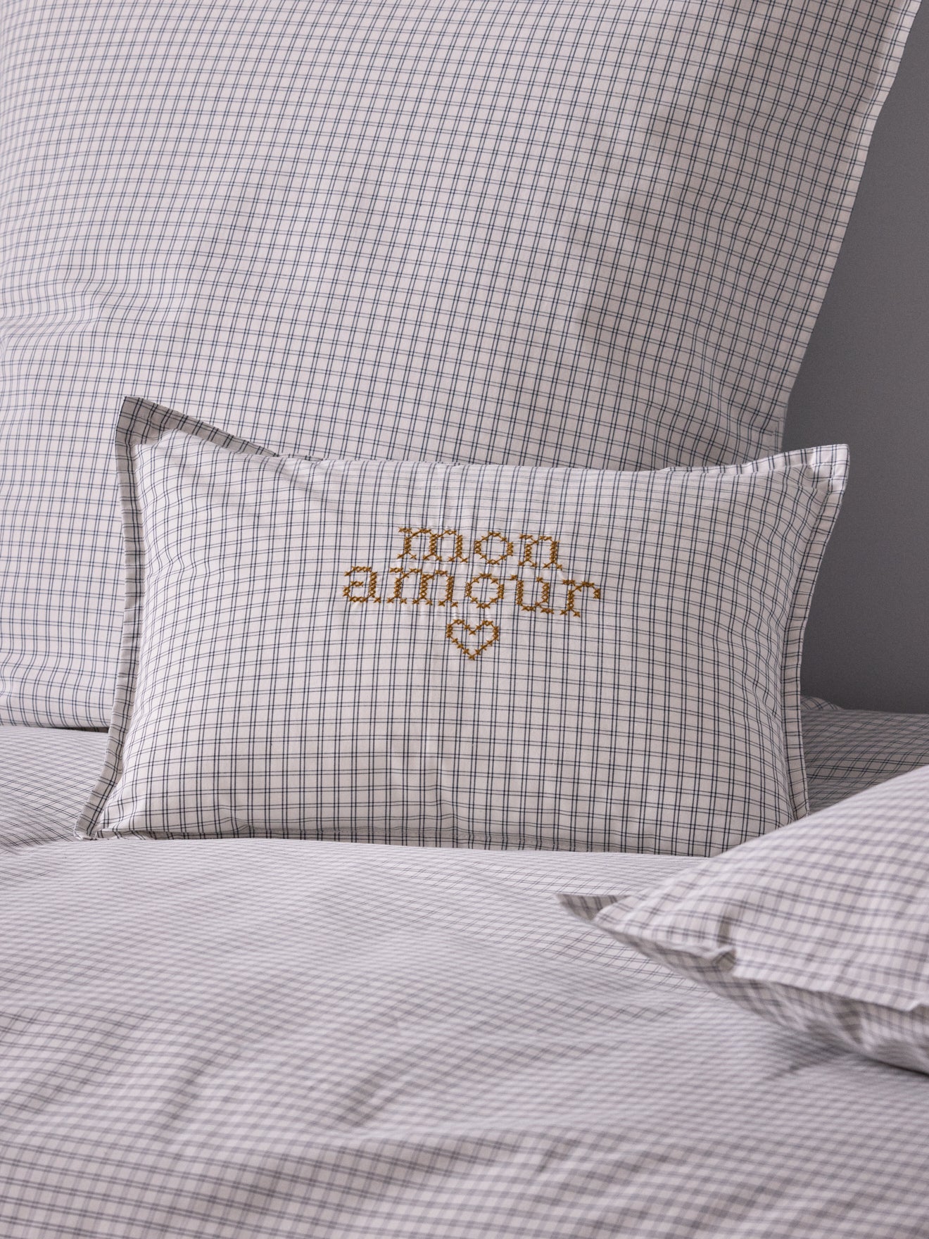 Kissenbezug mit kleinen gestickten Karos