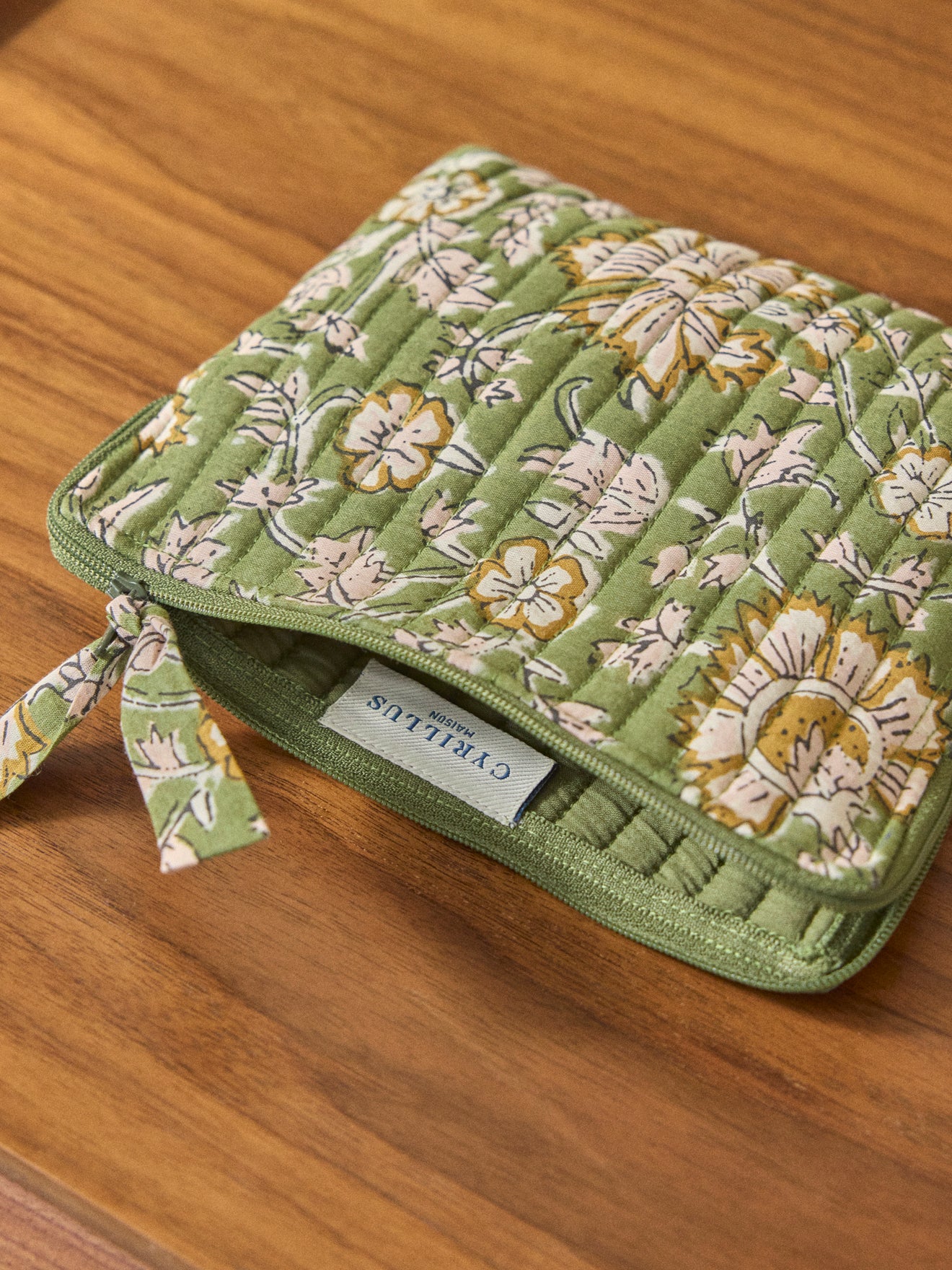 Gewellte Clutch aus indischem Stoff